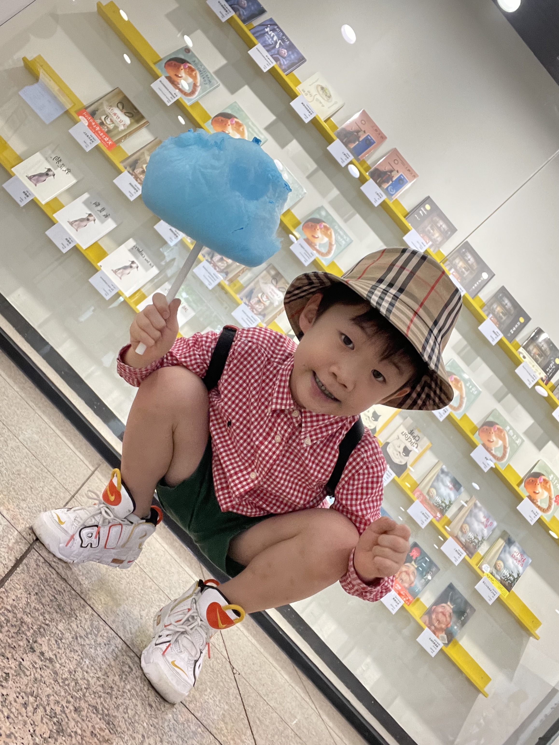 (PS) Nike Air More Uptempo Rayguns, (Kids) Burberry Vintage Check Technical Cotton Bucket Hat Archive Beige 착용 스타일 - 2