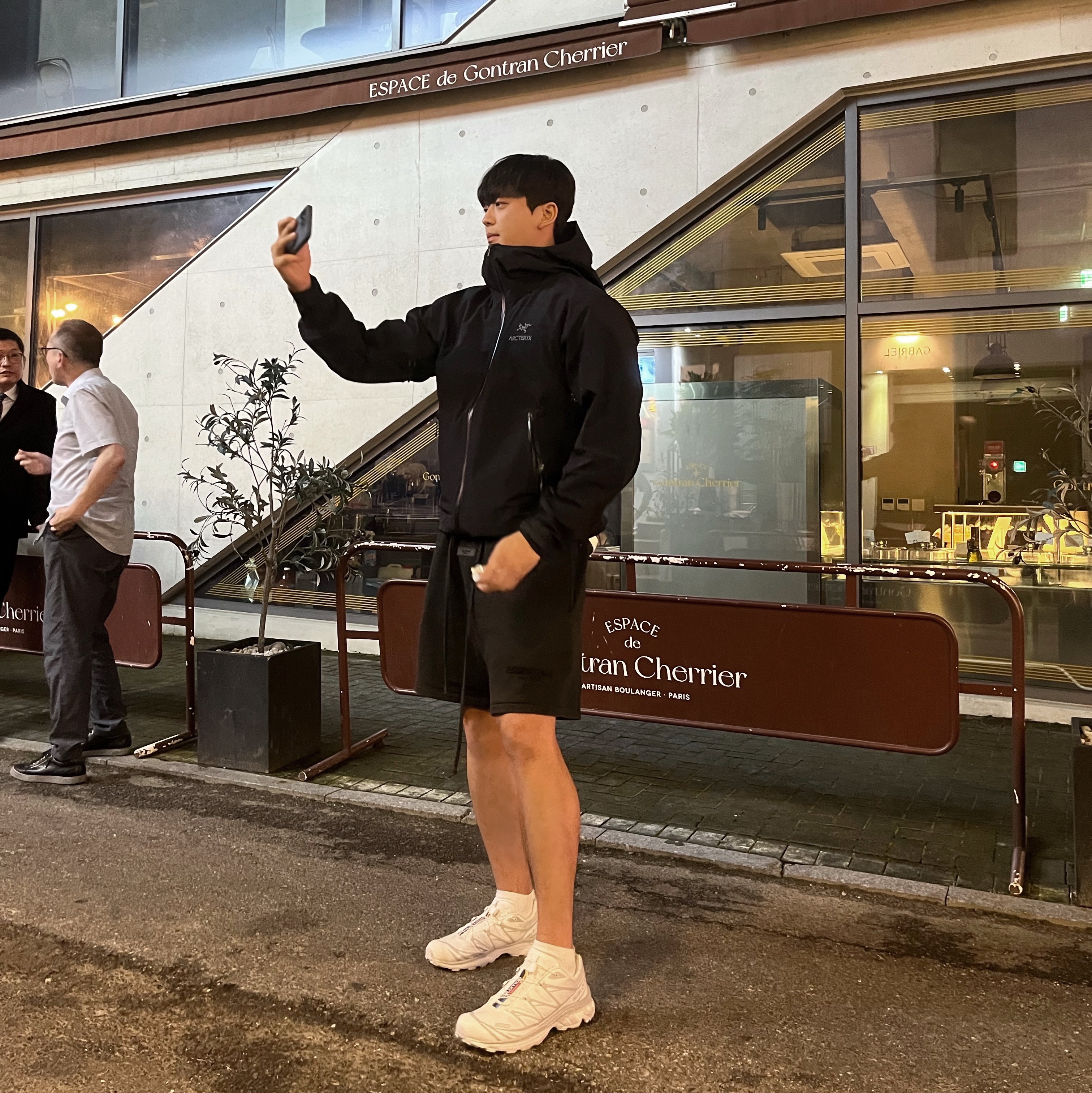 Arc'teryx Beta LT Jacket Black, Salomon XT-6 ADV White 착용 스타일 - 1