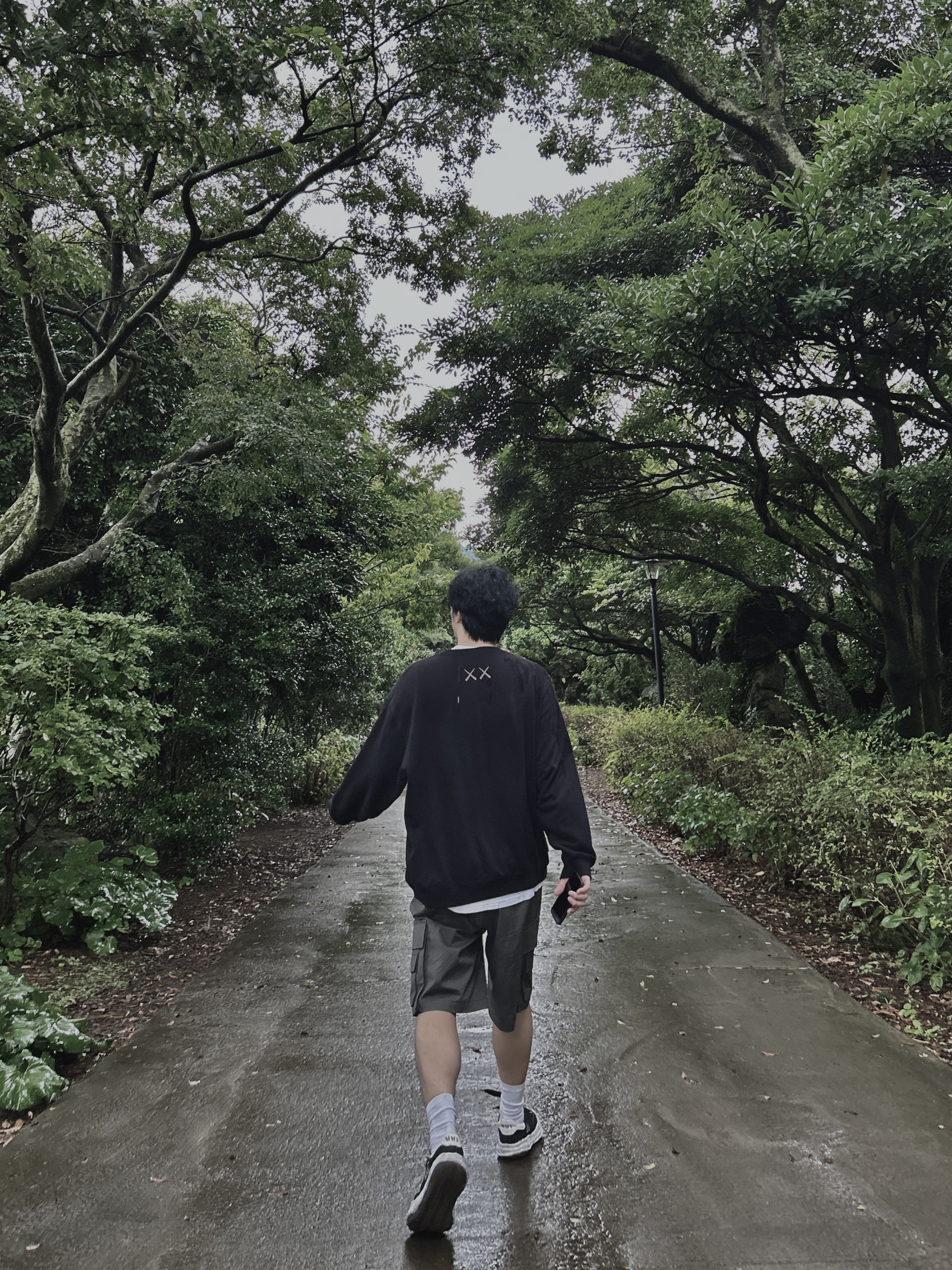 Uniqlo UT x Kaws Long Sleeve Sweatshirt Black 착용 스타일 - 2