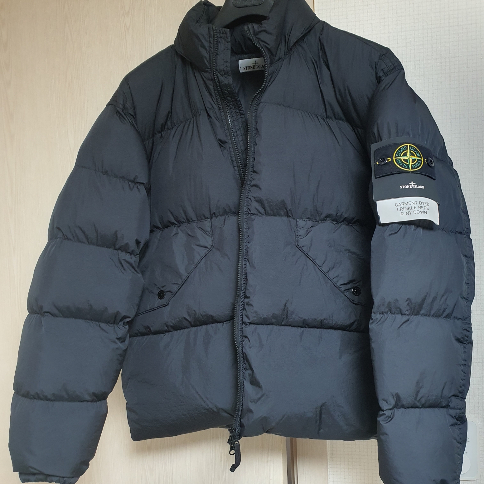 Stone Island 40623 Garment Dyed Crinkle Reps Recycled Nylon Down Jacket Black - 23FW 착용 스타일