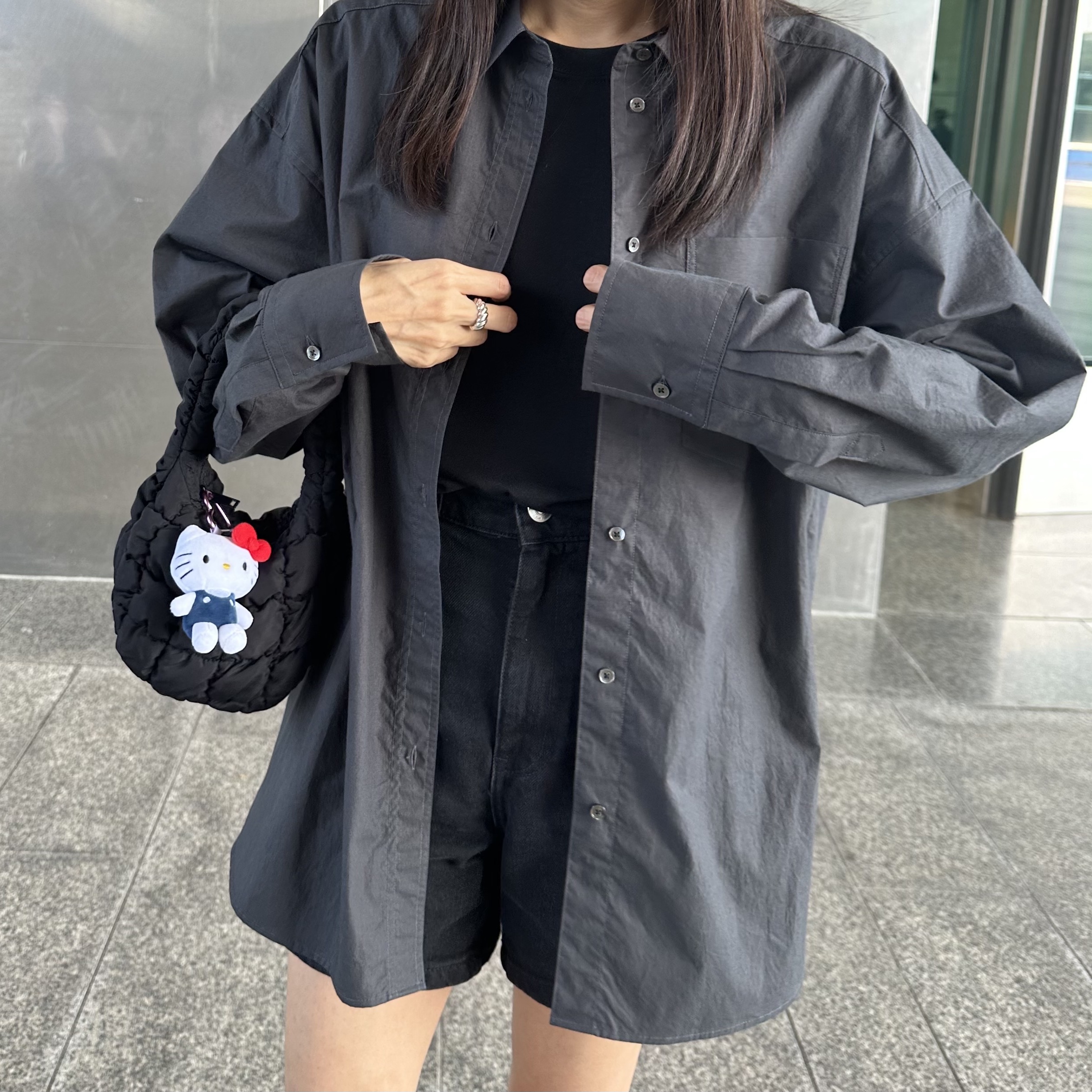 COS Quilted Micro Bag Black 착용 스타일 - 2