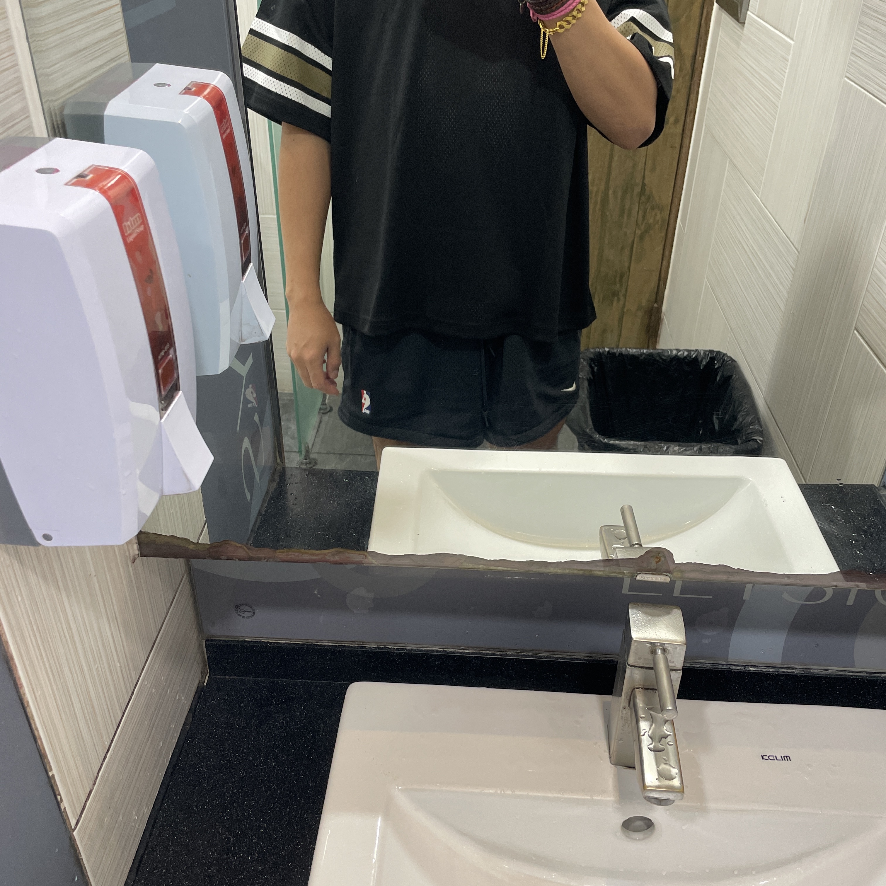 Stussy Surfman Mesh Football Jersey Black, Nike x Fear of God Basketball Shorts Off Noir 착용 스타일