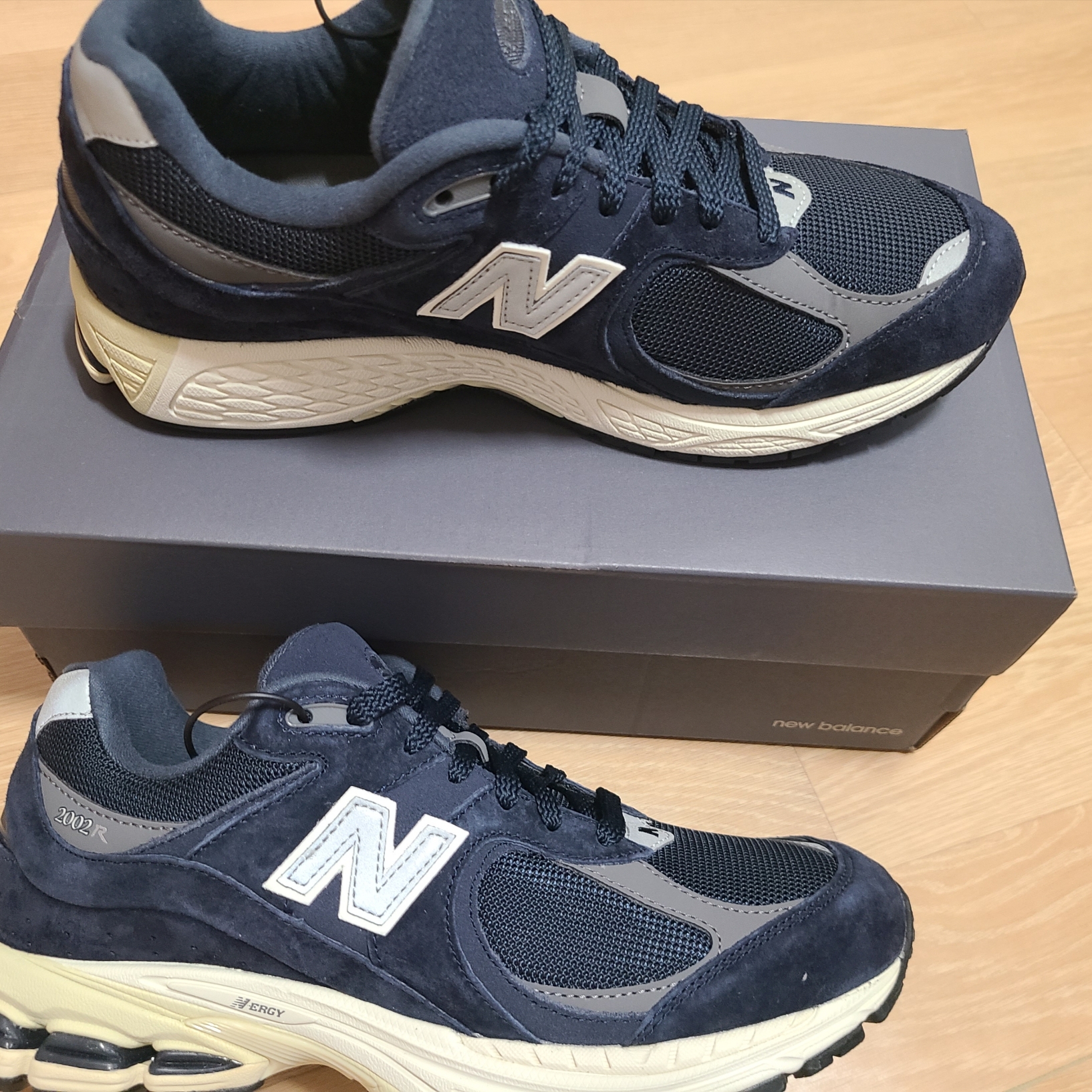 New Balance 2002R Eclipse Castlerock 착용 스타일
