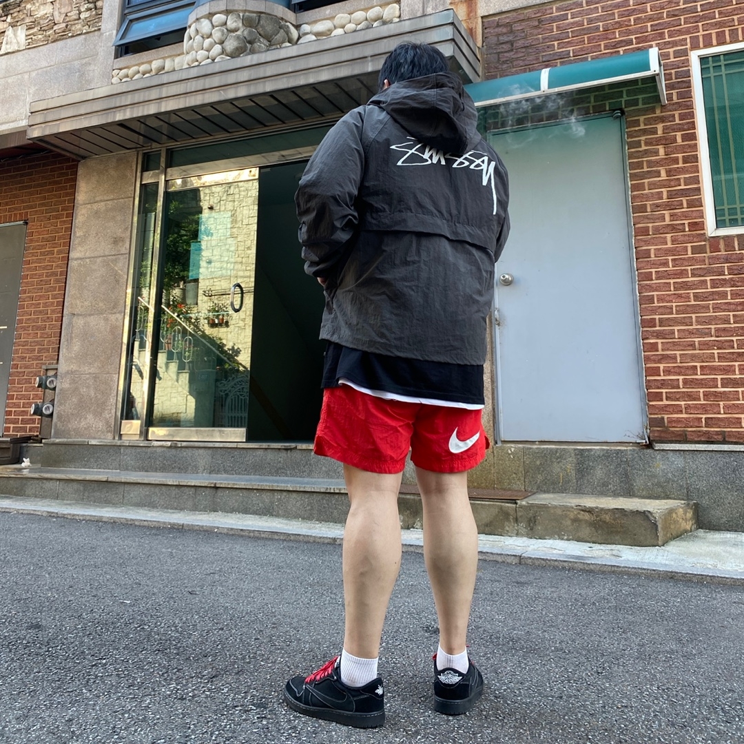 Stussy Wave Dye Beach Shell Jacket Black, Nike x Stussy Water Shorts Habanero Red 착용 스타일