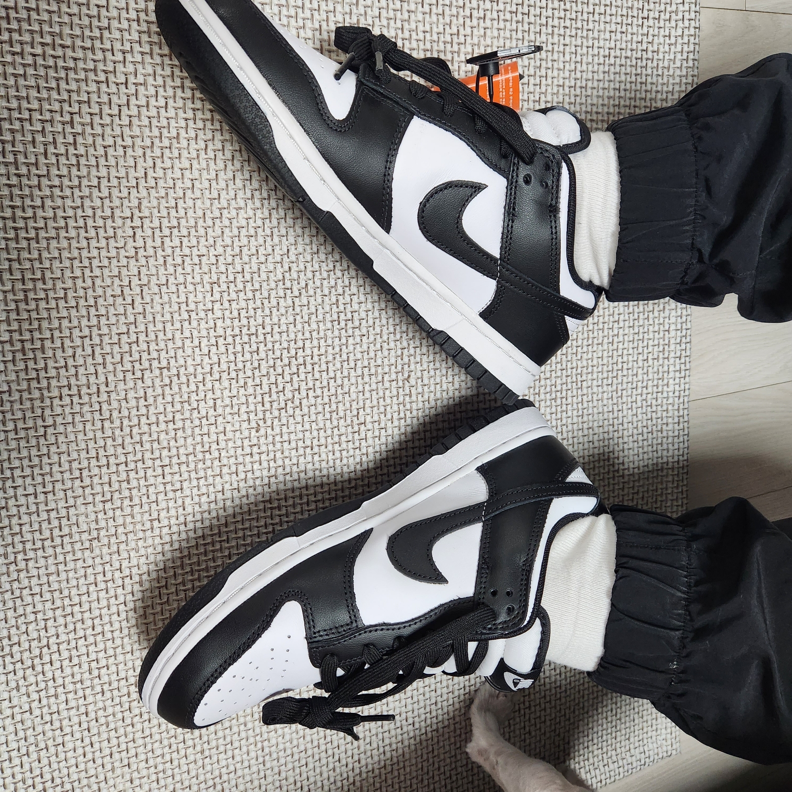 Nike Dunk Low Retro Black 착용 스타일 - 2