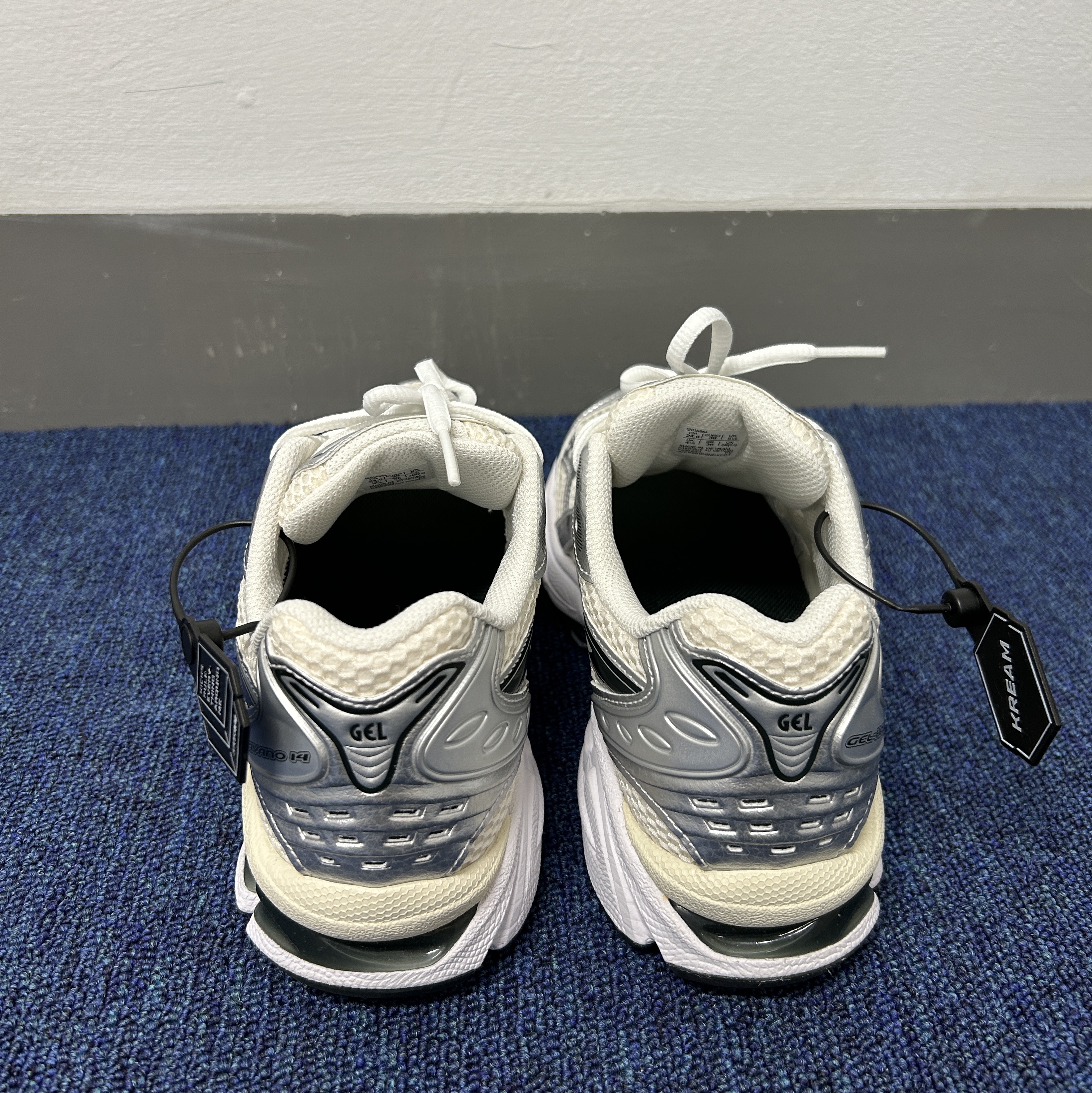 Asics x Kith Gel-Kayano 14 Cream Scarab 착용 스타일 - 3