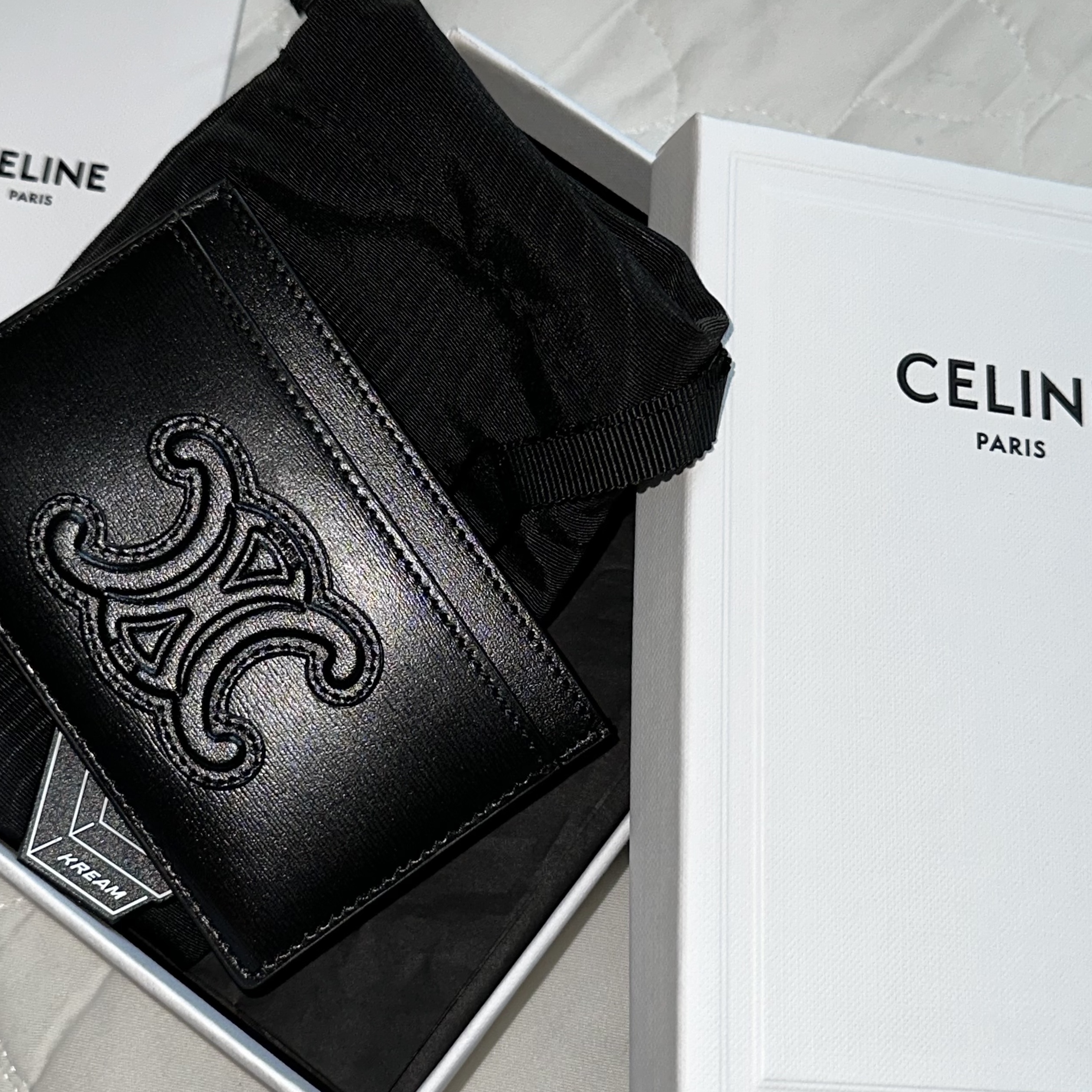 Celine Card Holder Cuir Triomphe in Shiny Calfskin Black 착용 스타일