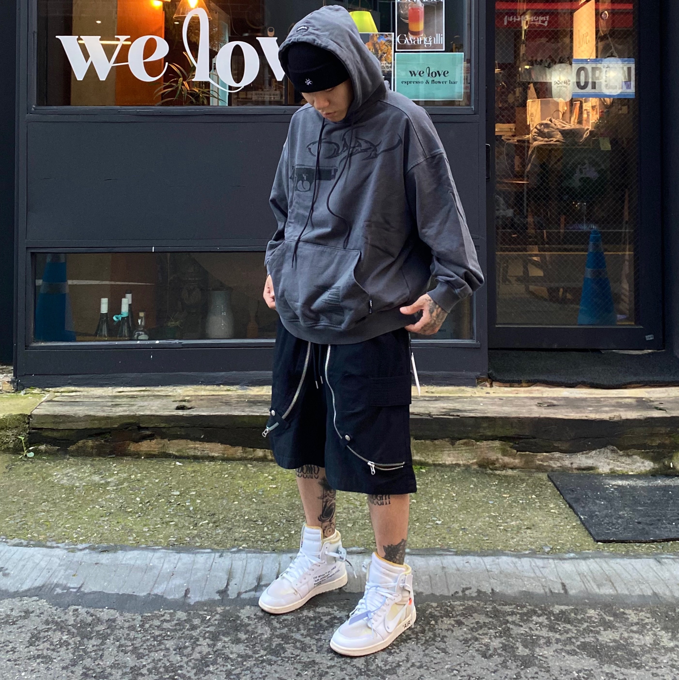 Jordan 1 x Off-White Retro High White 착용 스타일 - 3