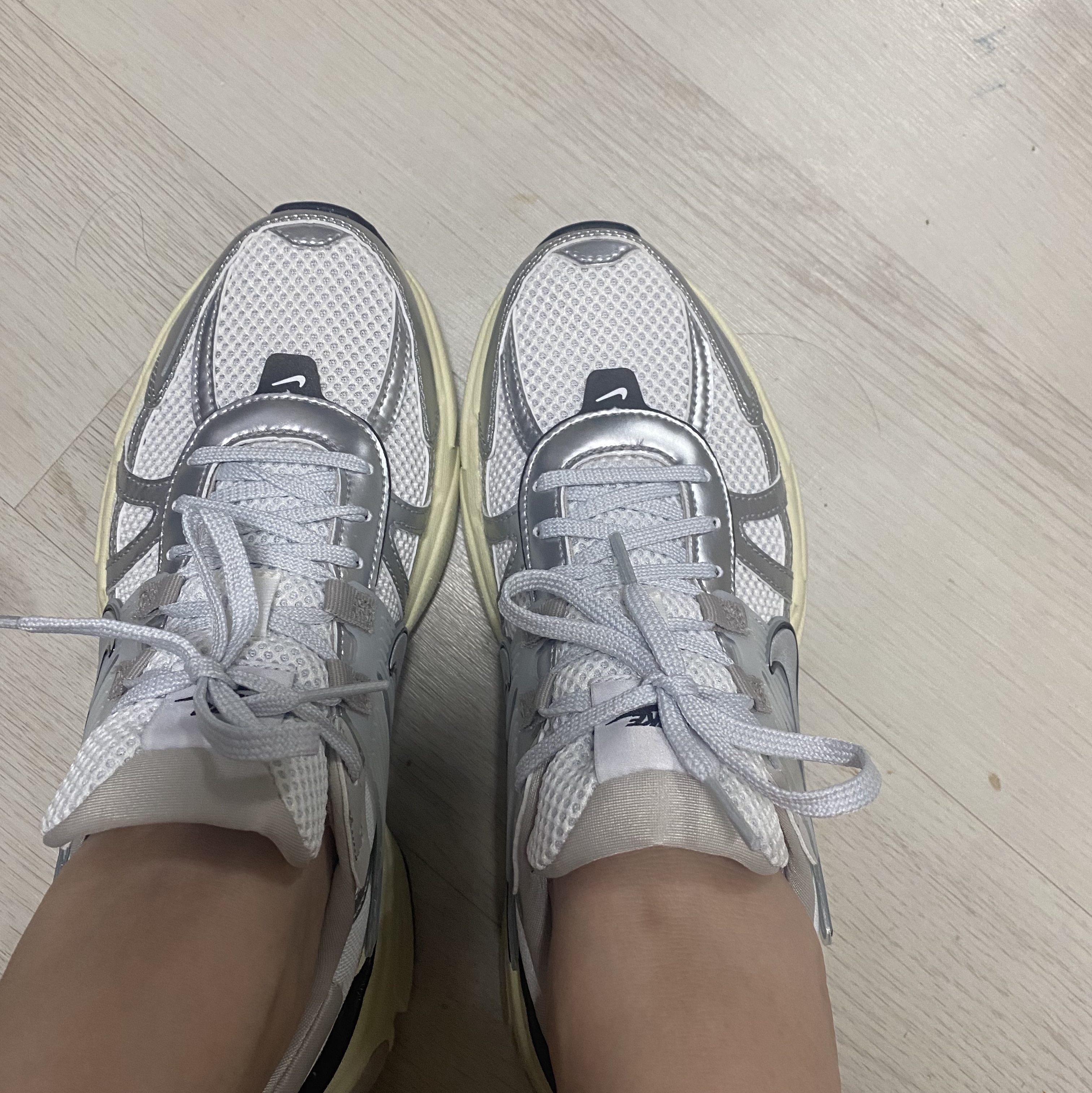 Nike V2K Run Summit White Metallic Silver 착용 스타일
