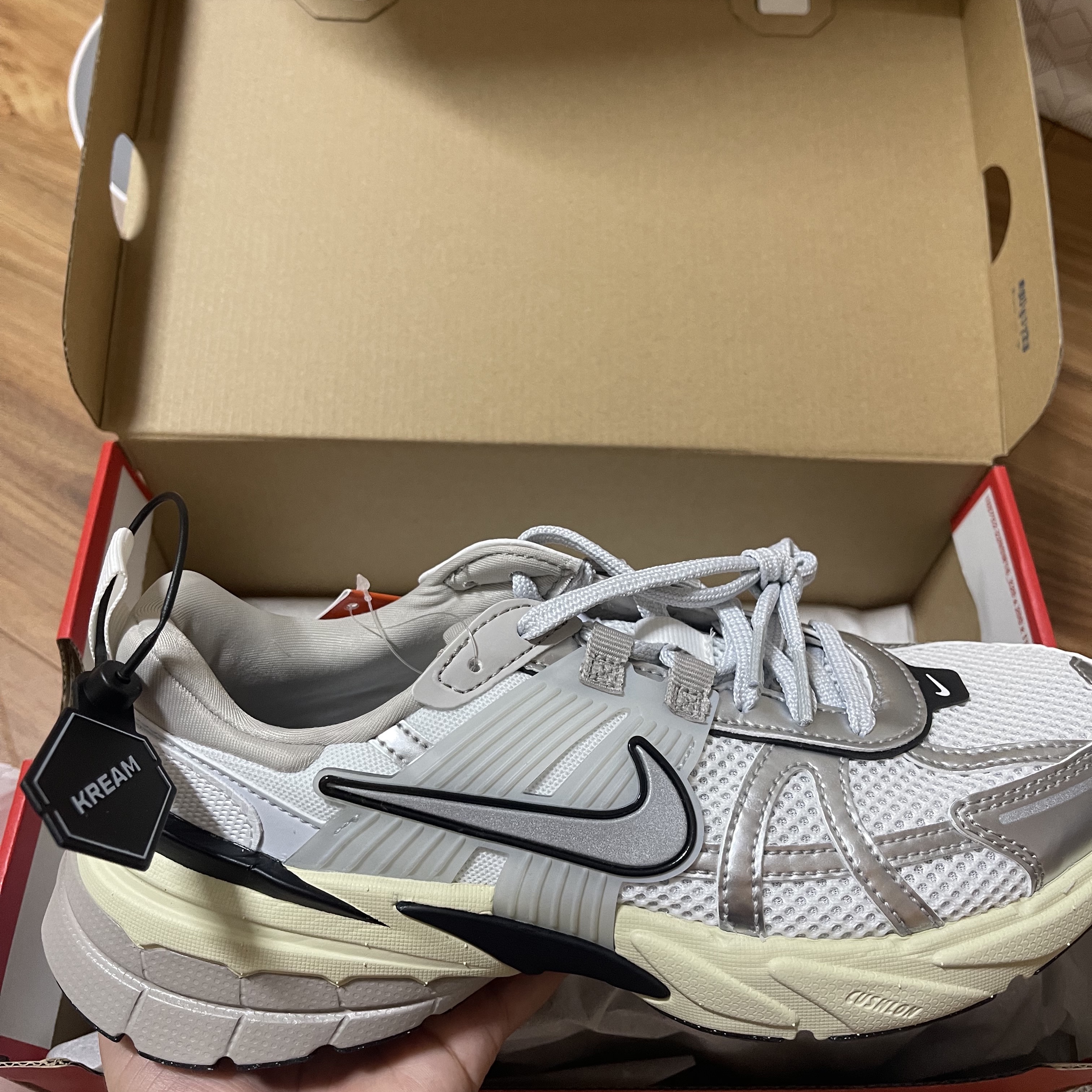 Nike V2K Run Summit White Metallic Silver 착용 스타일