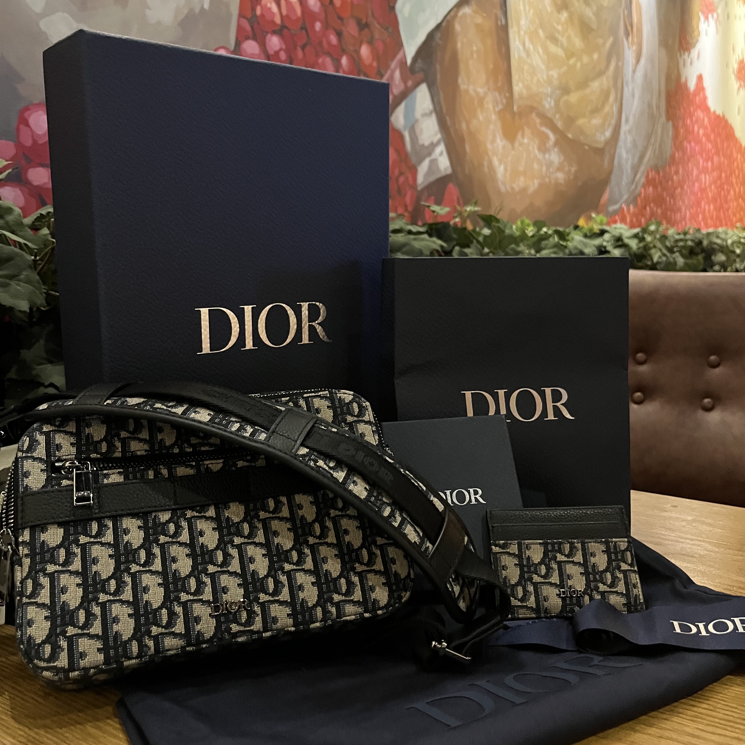 Dior Safari Messenger Bag Beige & Black Dior Oblique Jacquard, Dior Card Holder Beige & Black Dior Oblique Jacquard 착용 스타일