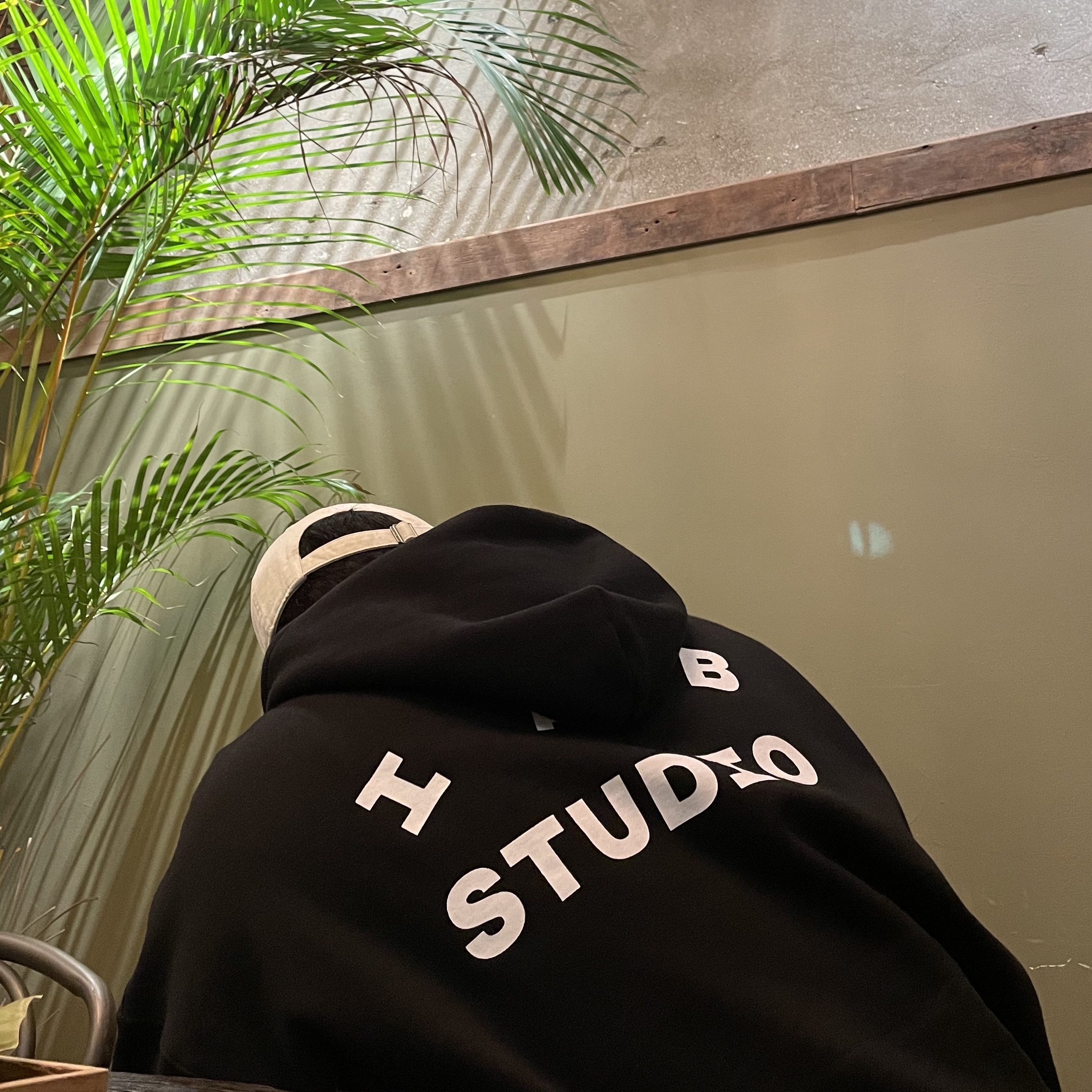 IAB Studio Hoodie Black White 착용 스타일 - 2