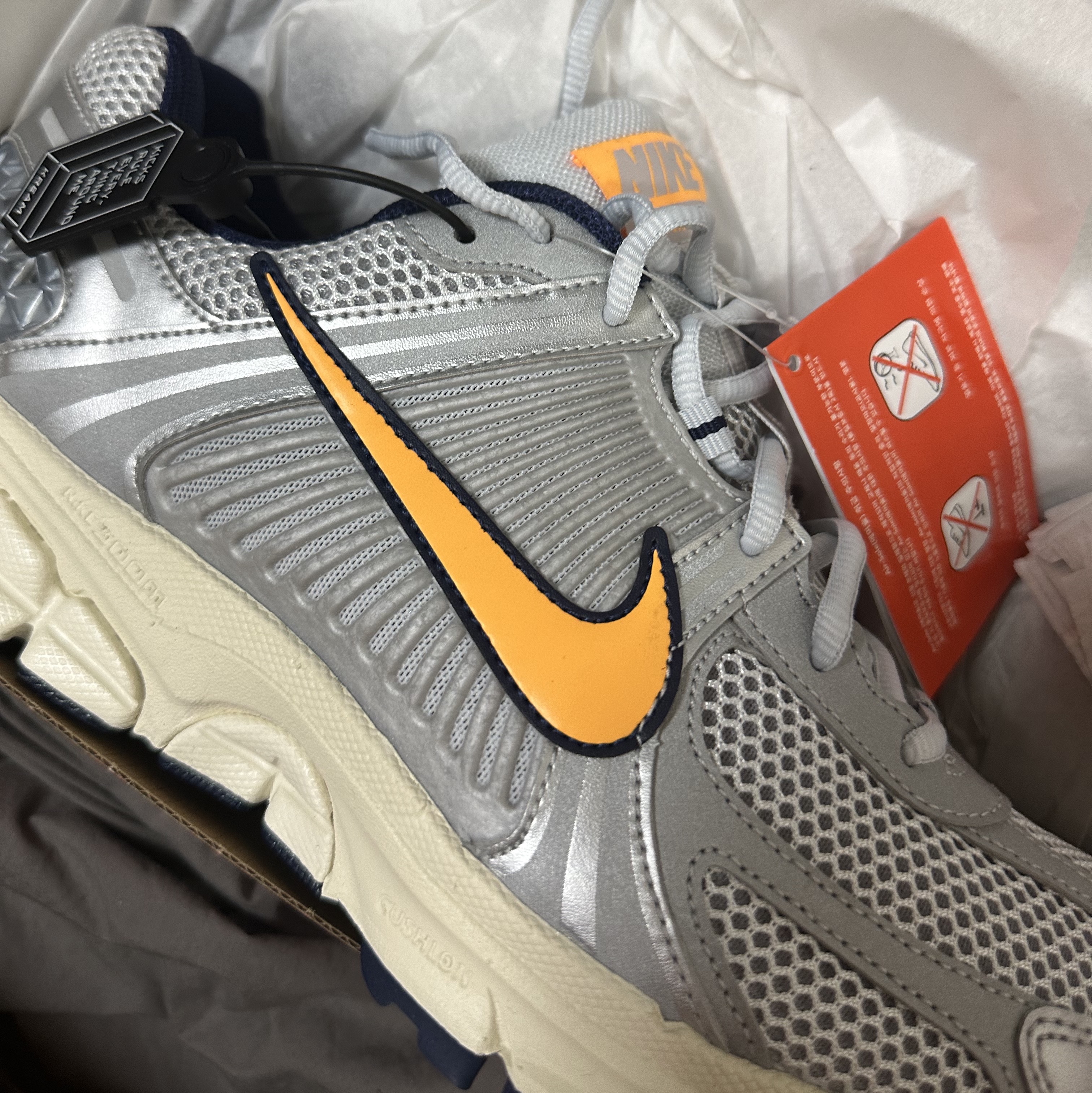 Nike Zoom Vomero 5 SP Black, Nike Zoom Vomero 5 Pure Platinum and Laser Orange 착용 스타일 - 2