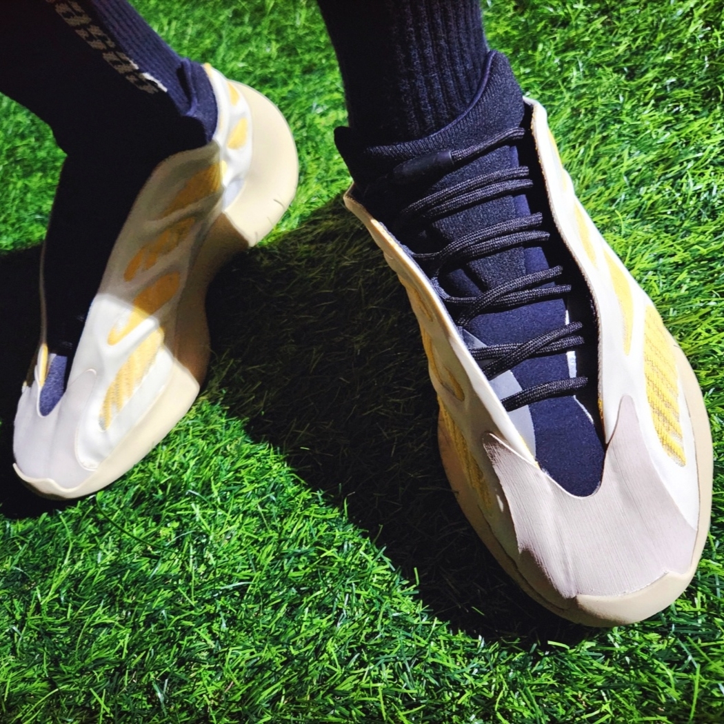 Adidas Yeezy 700 V3 Safflower 착용 스타일 - 4