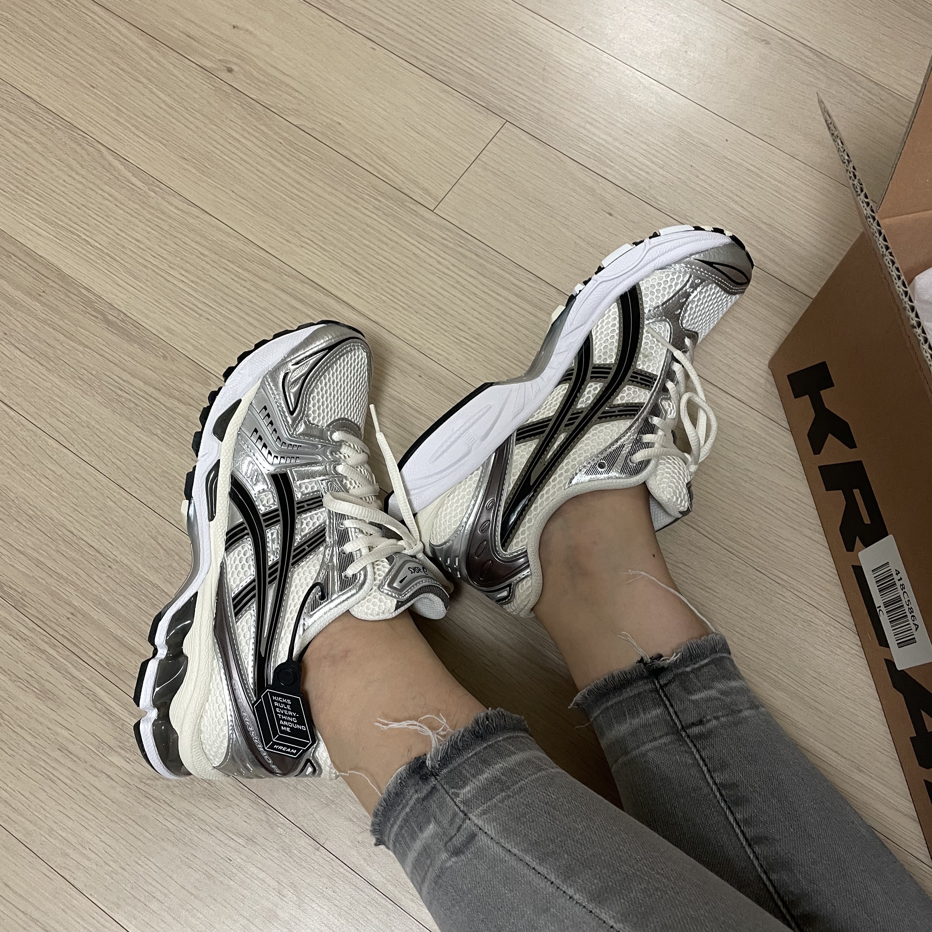 Asics Gel-Kayano 14 Cream Black 착용 스타일
