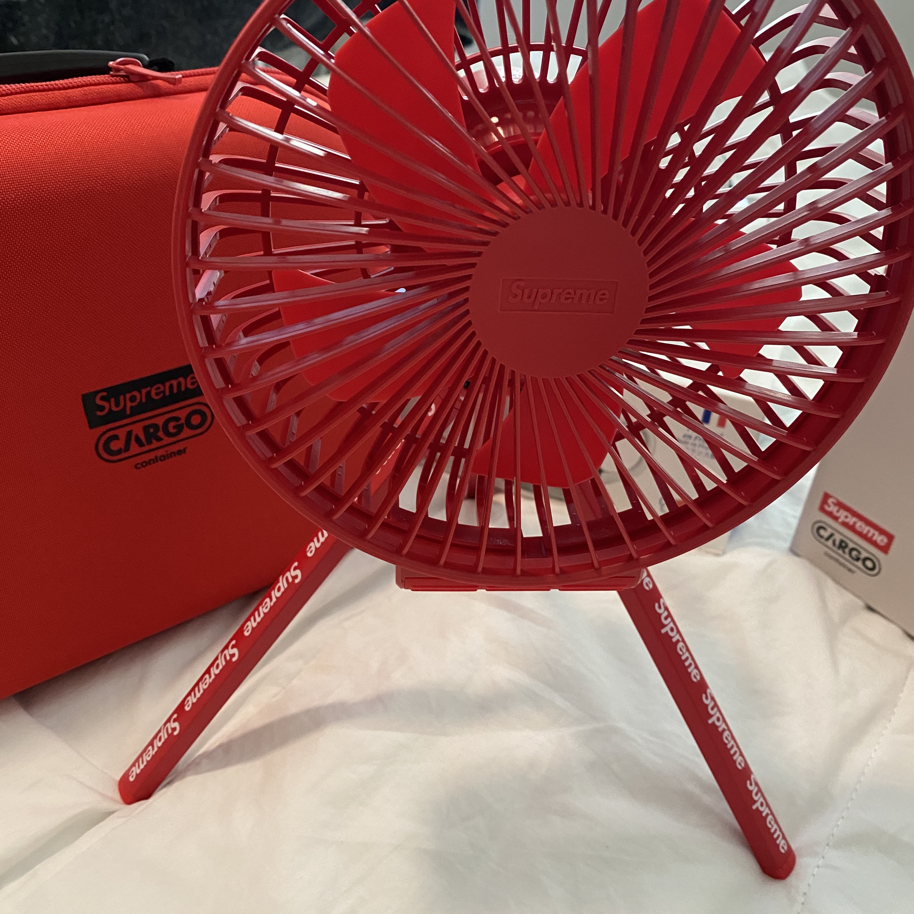Supreme x ShedRain Transparent Checkerboard Umbrella - 20SS, Supreme x Cargo Container Electric Fan Red - 23FW 착용 스타일 - 3