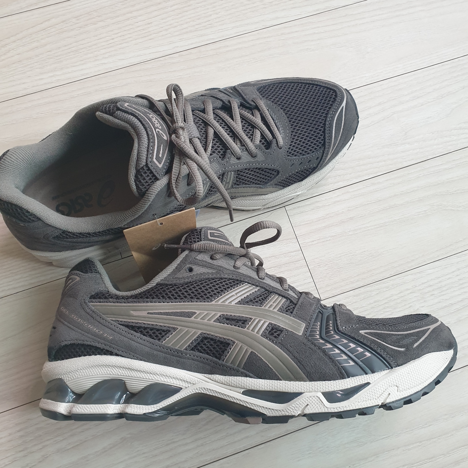 Asics Gel-Kayano 14 Dark Sepia Dark Taupe 착용 스타일 - 2