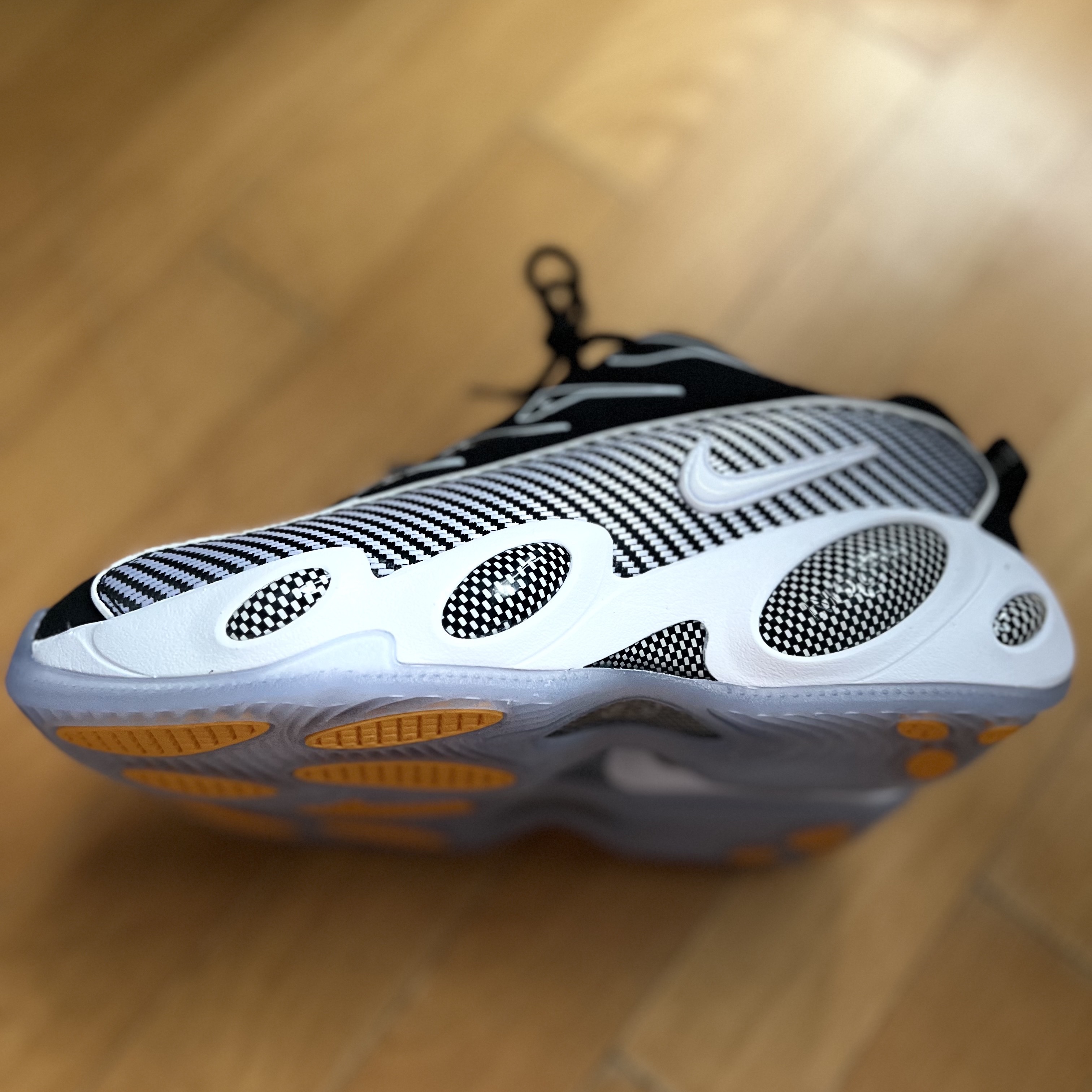 Nike x Drake Nocta Glide Black White Clear 착용 스타일 - 4
