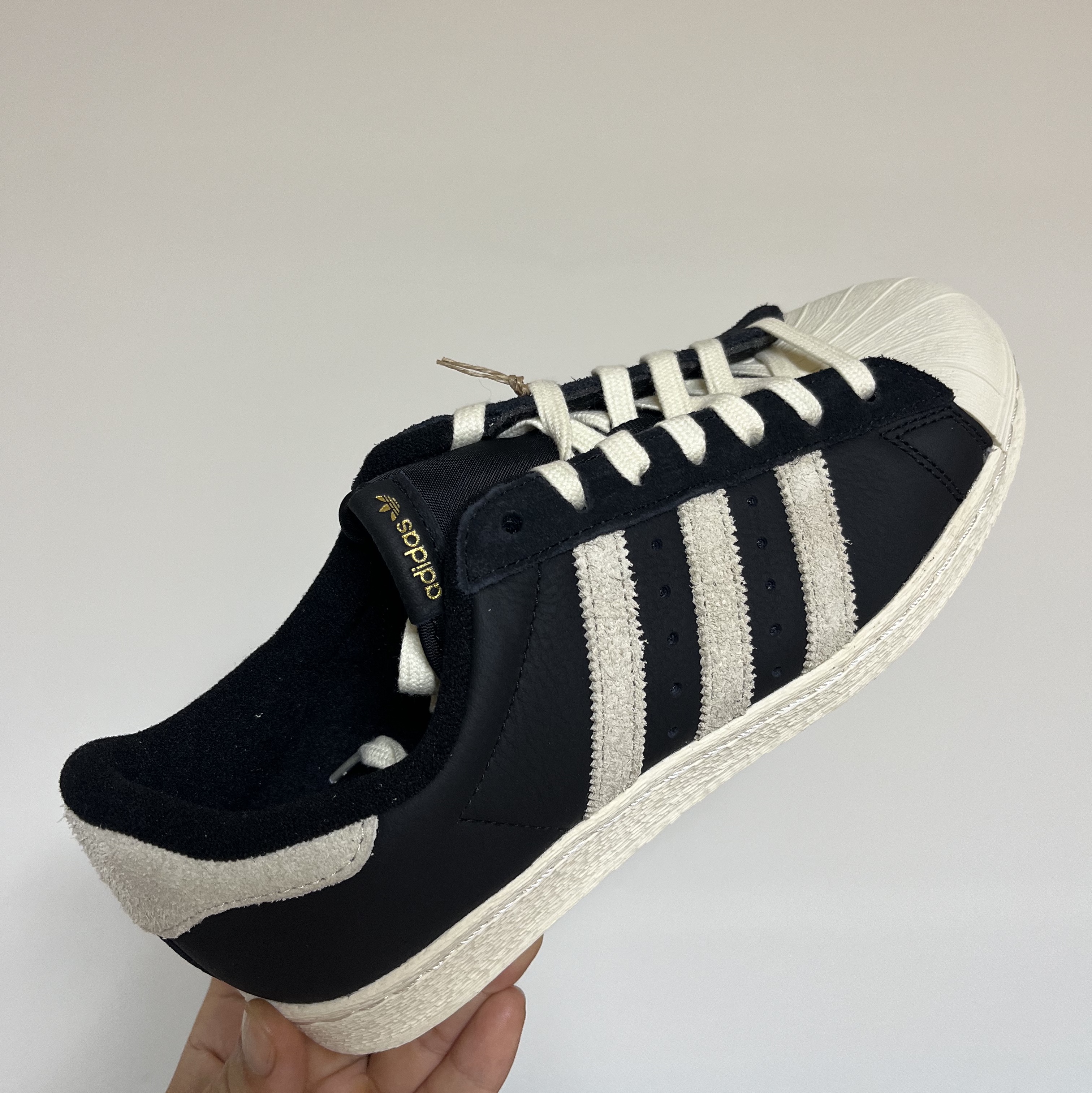 Adidas Superstar 82 Black White 착용 스타일 - 2