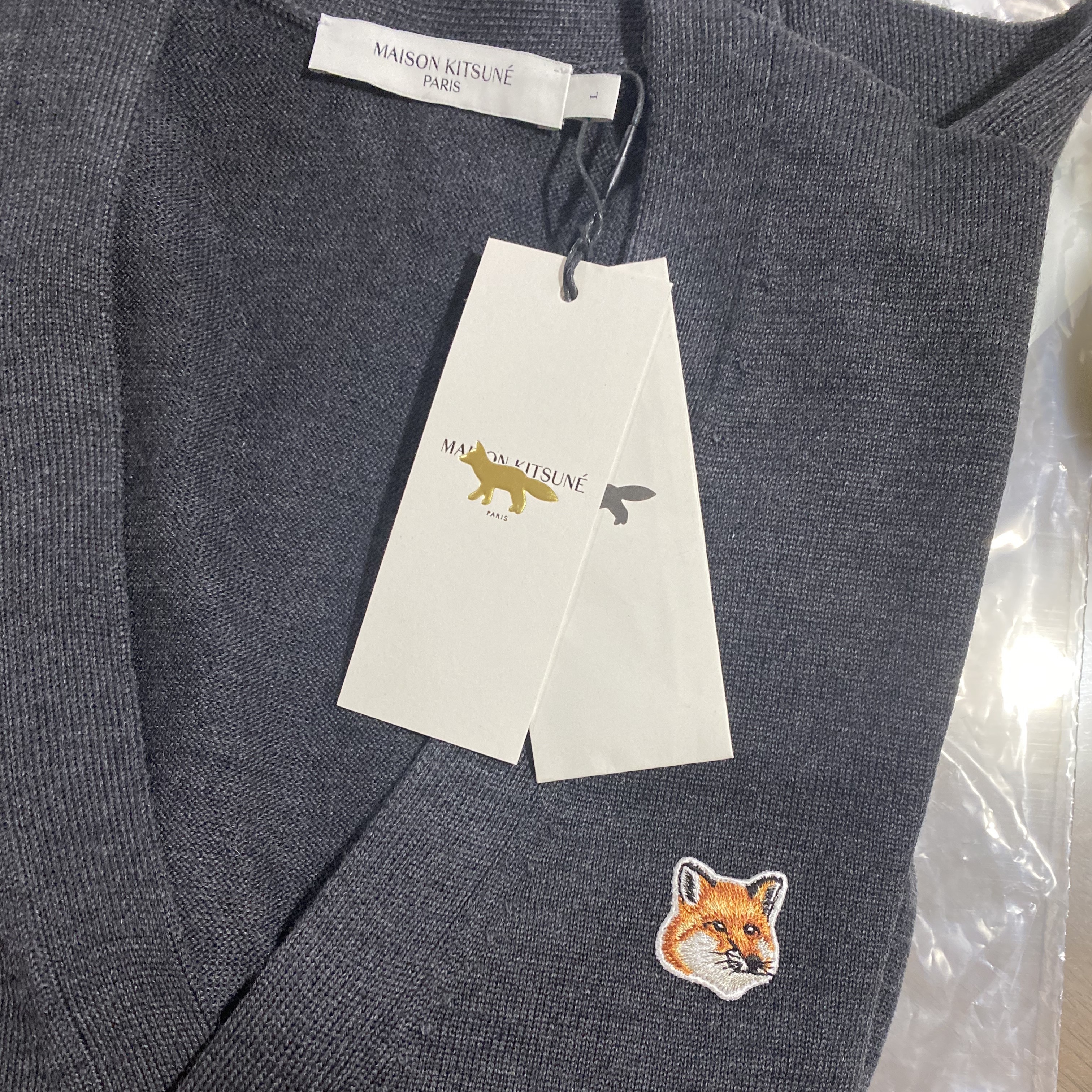 Maison Kitsune Fox Head Patch Classic Cardigan Anthracite Melange 착용 스타일