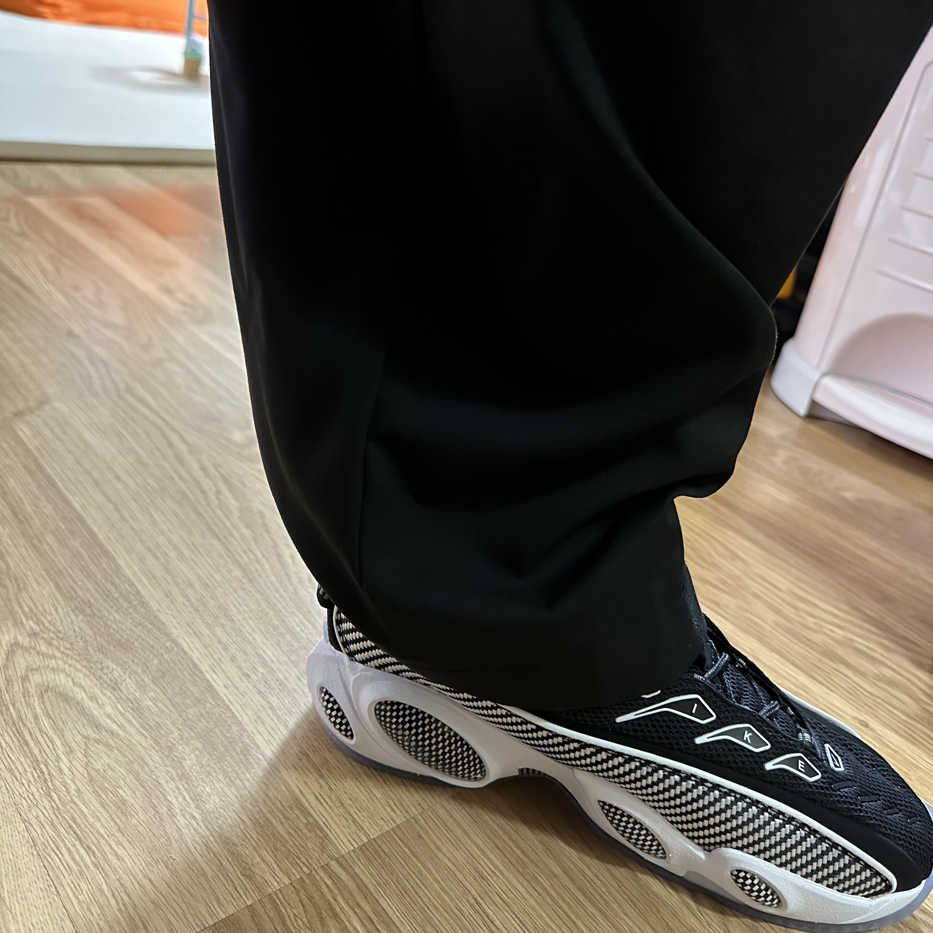Nike x Drake Nocta Glide Black White Clear 착용 스타일