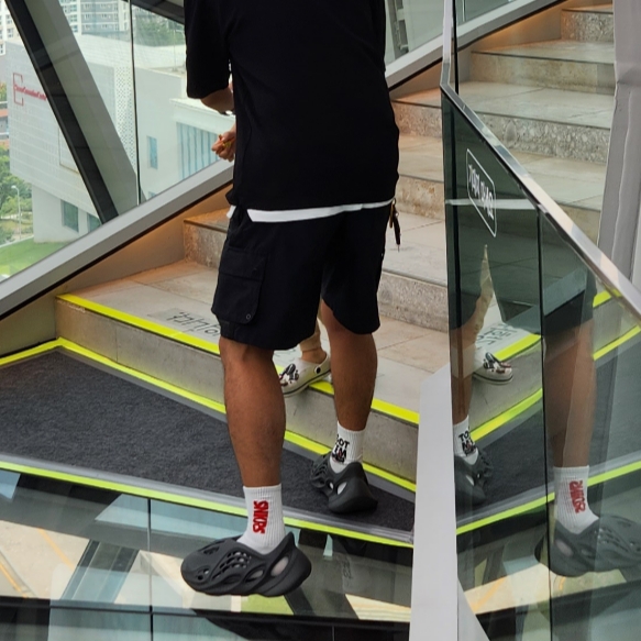 Adidas Yeezy Foam RNNR Carbon 착용 스타일 - 2