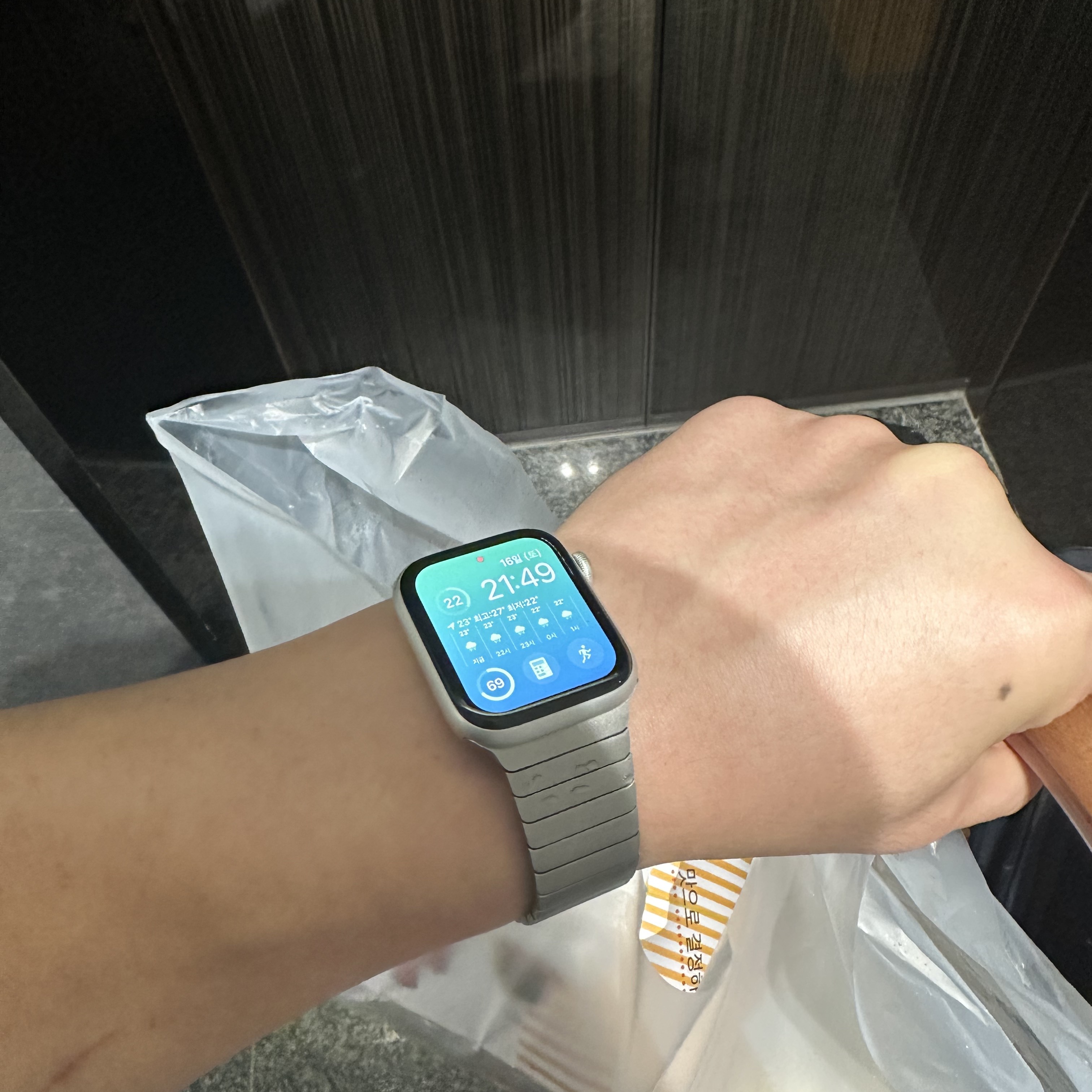 Apple Watch SE 44mm GPS Silver Aluminum Case with Sport Band White (Korean Ver.) 착용 스타일