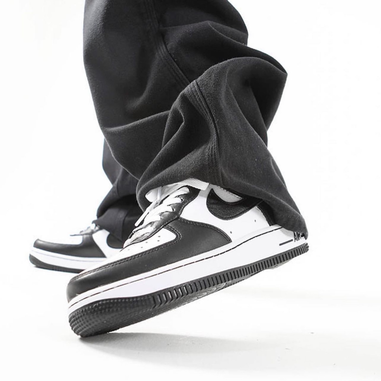 Nike x Terror Squad Air Force 1 Low QS Blackout 착용 스타일 - 1