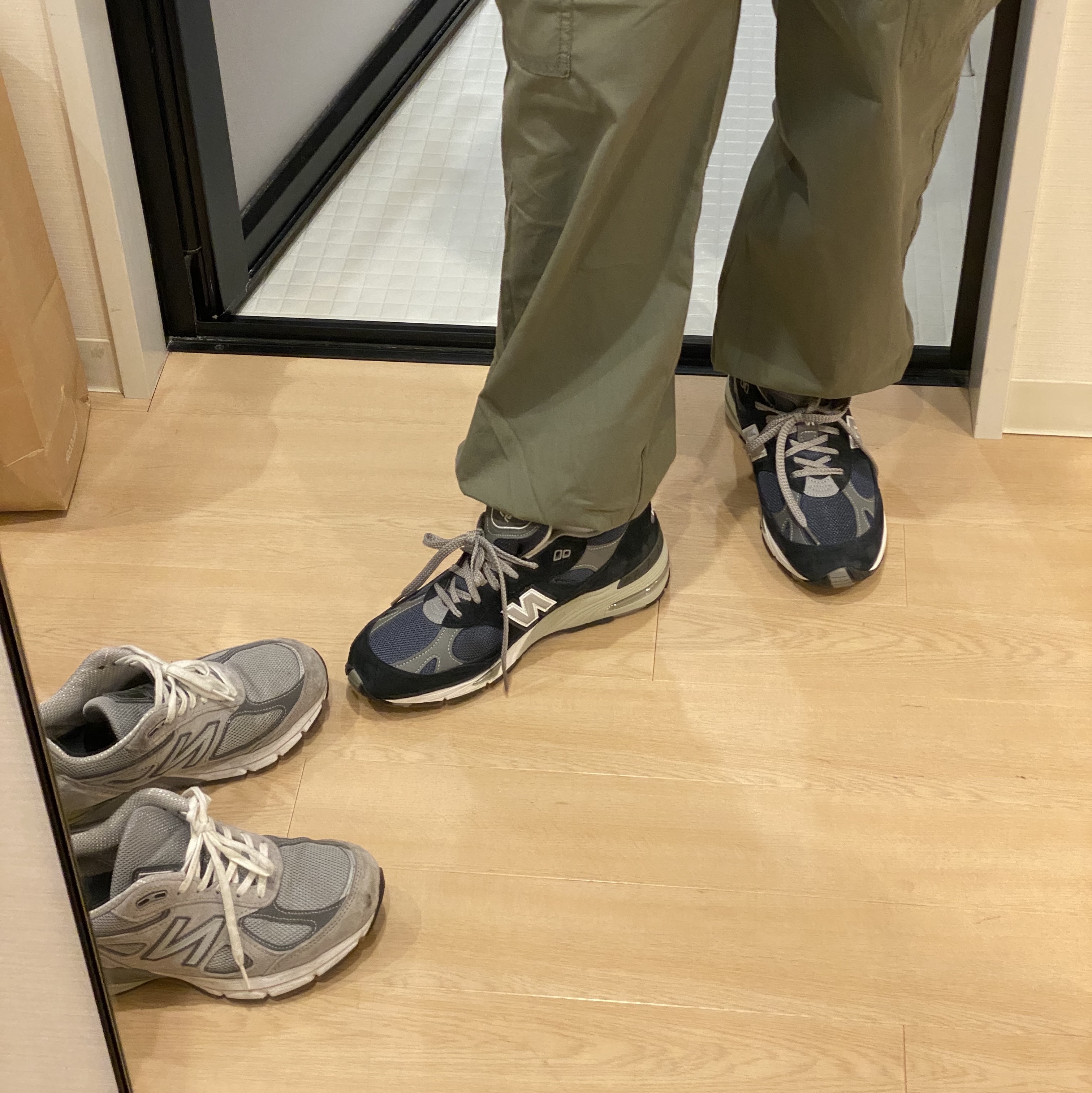 New Balance 991 Made in UK Navy, New Balance 990v4 Made in USA Grey Silver 착용 스타일 - 1