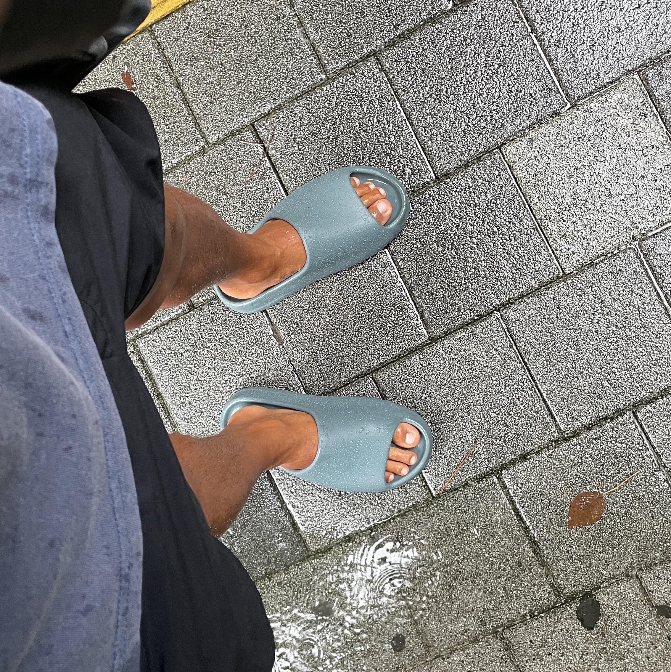 Adidas Yeezy Slide Slate Marine 착용 스타일