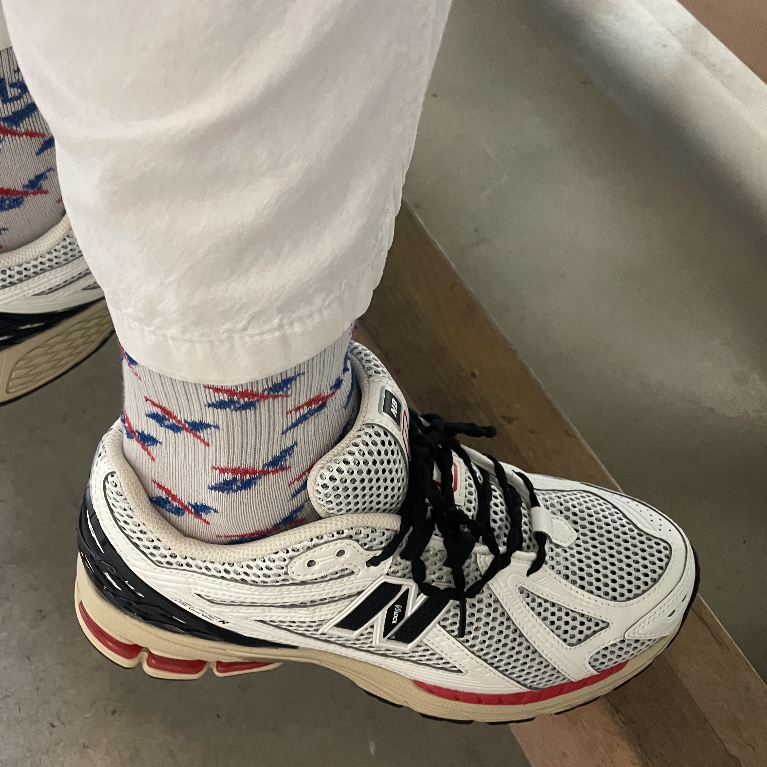 New Balance 1906R Black Red 착용 스타일 - 1