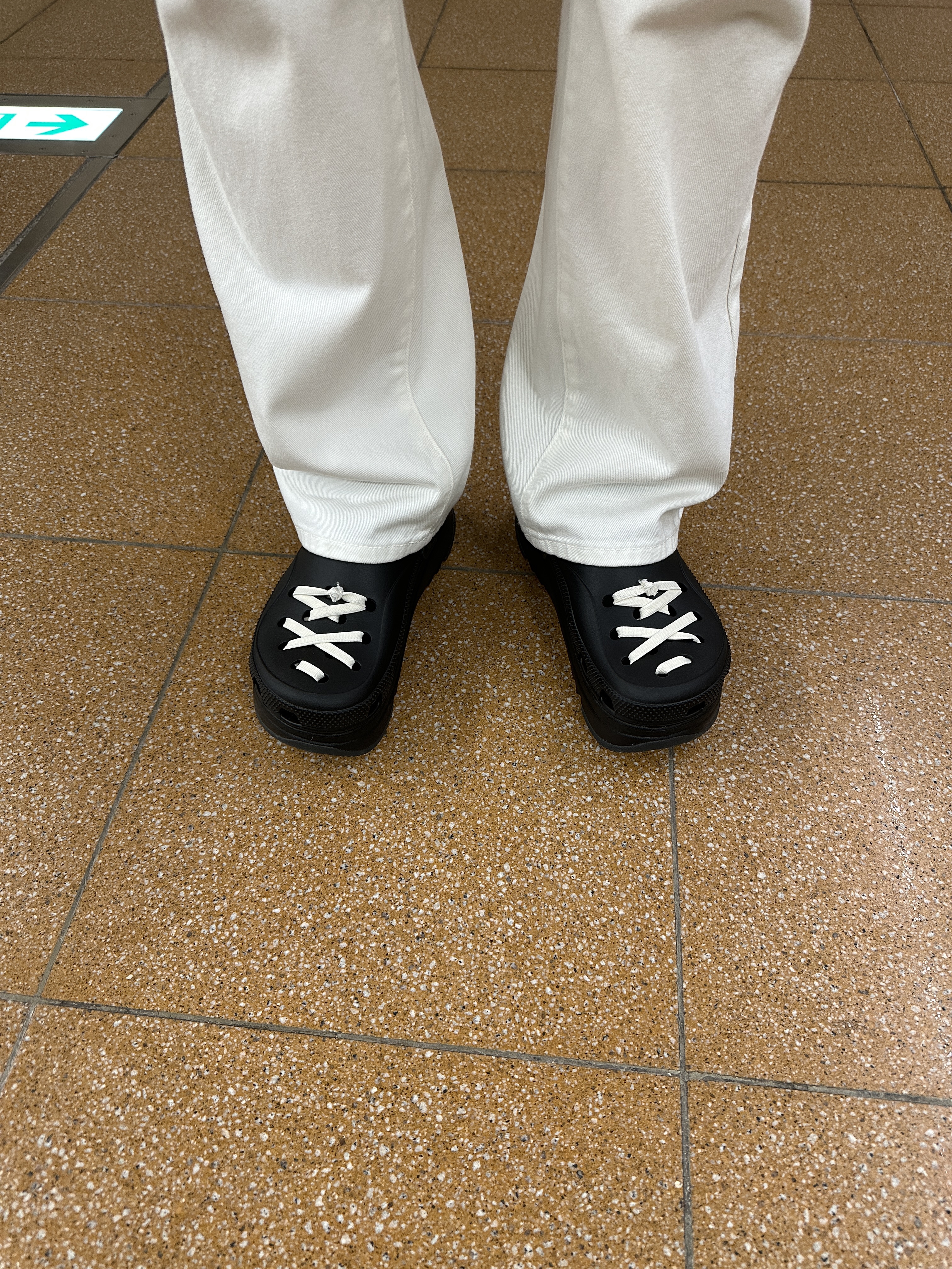 Crocs Classic HikerXscape Clog Black 착용 스타일