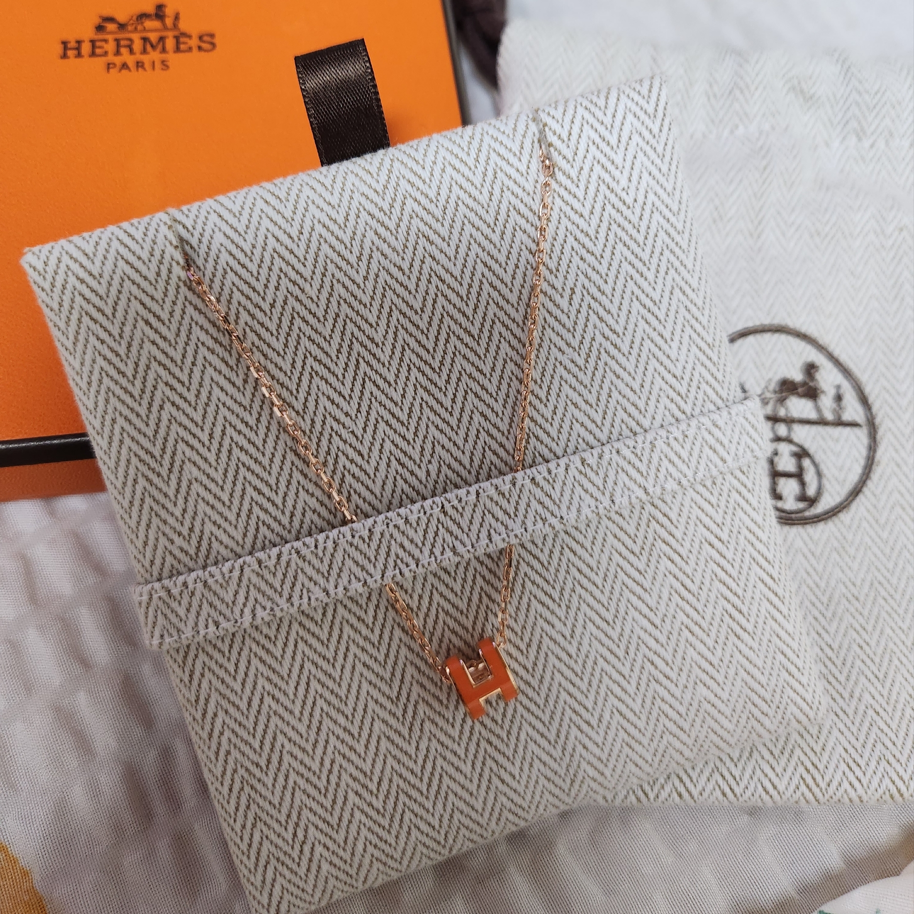 (W) Hermes Mini Pop H Pendant Rose Gold & Orange Soie 착용 스타일