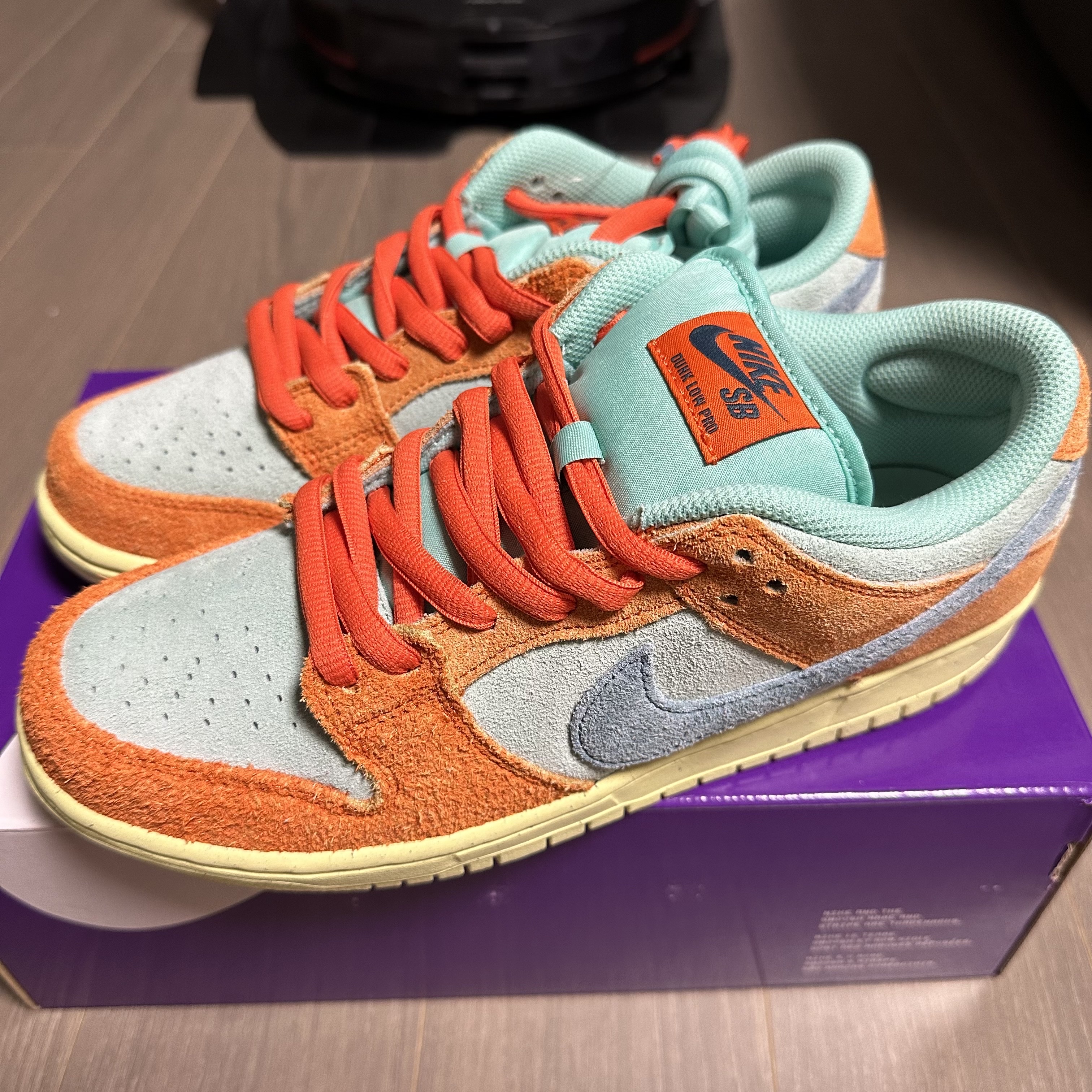 Nike SB Dunk Low Pro Premium Orange and Emerald Rise 착용 스타일 - 2