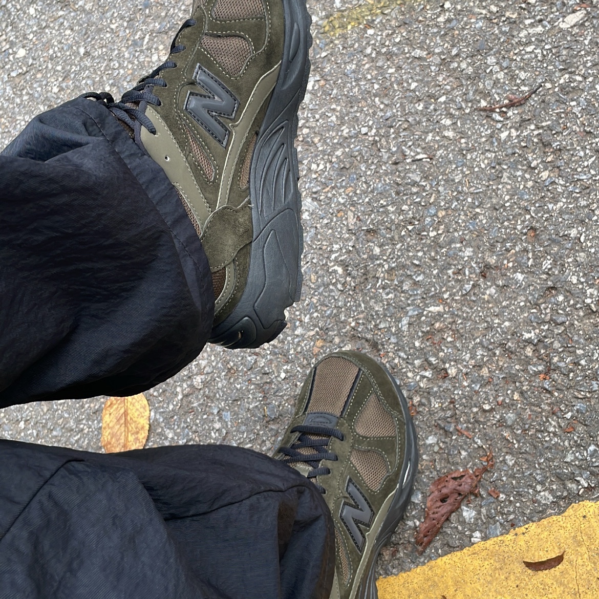 New Balance 878 Khaki 착용 스타일