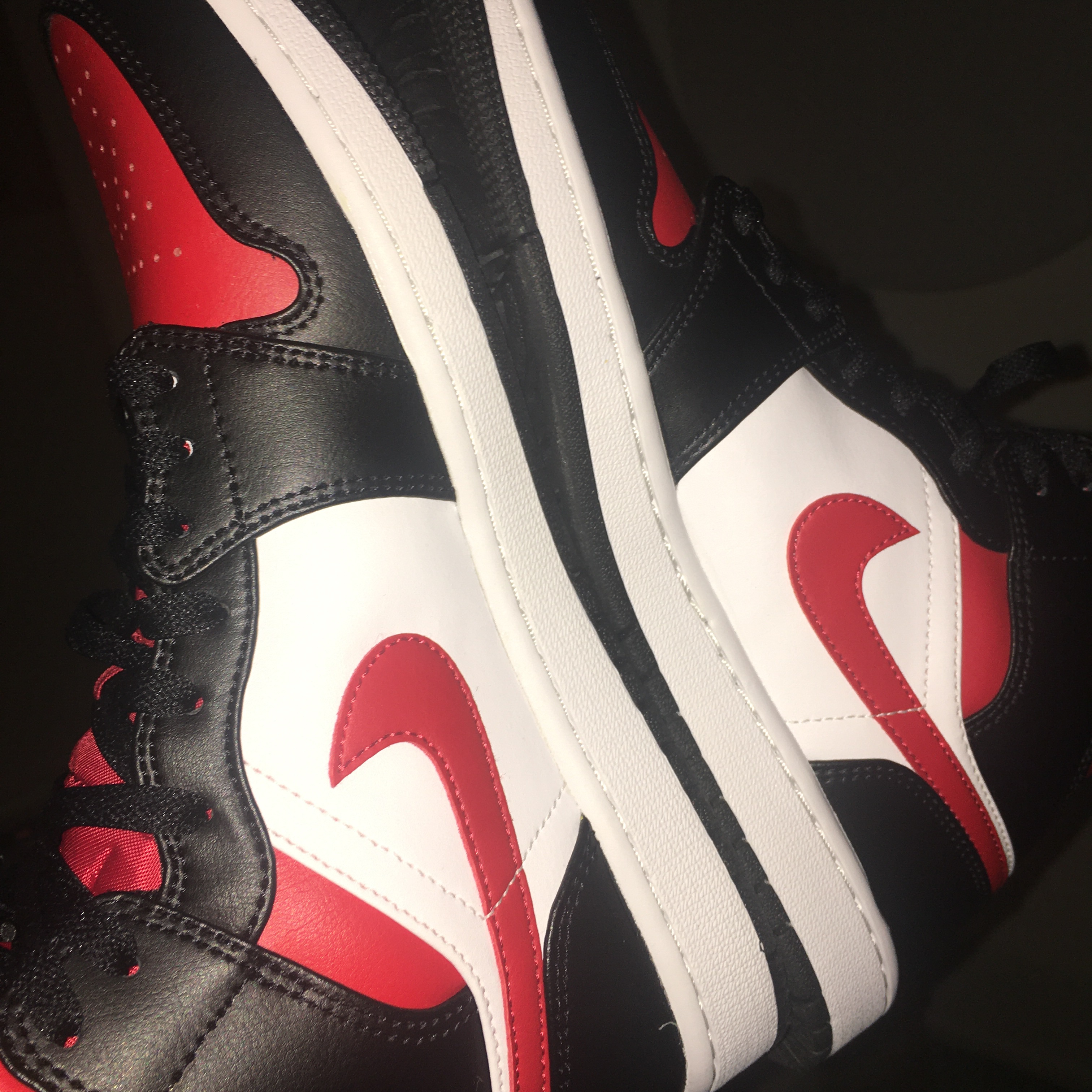 Jordan 1 Mid Black Fire Red 착용 스타일