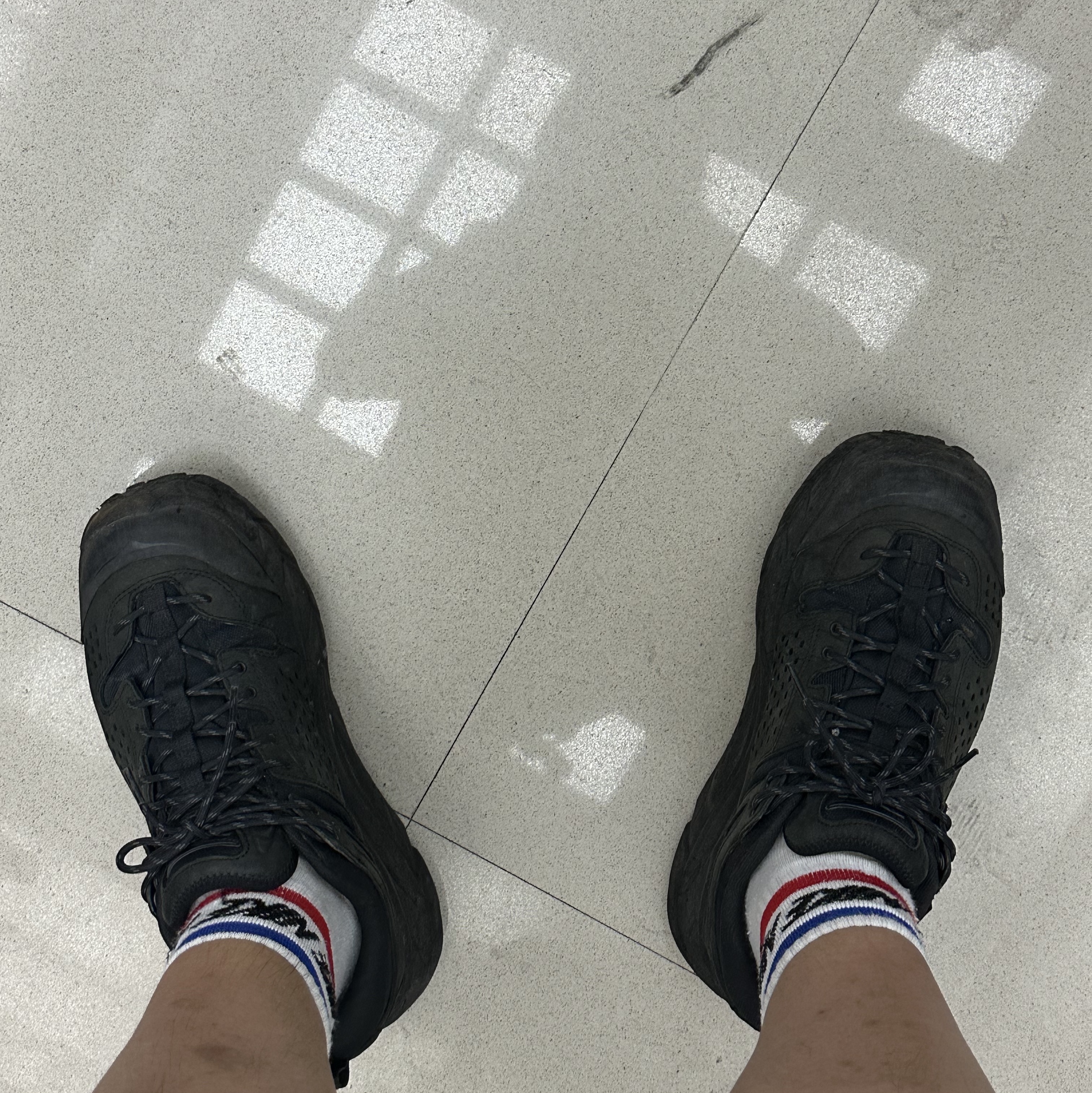 Hoka Tor Ultra Low Black Zest 착용 스타일
