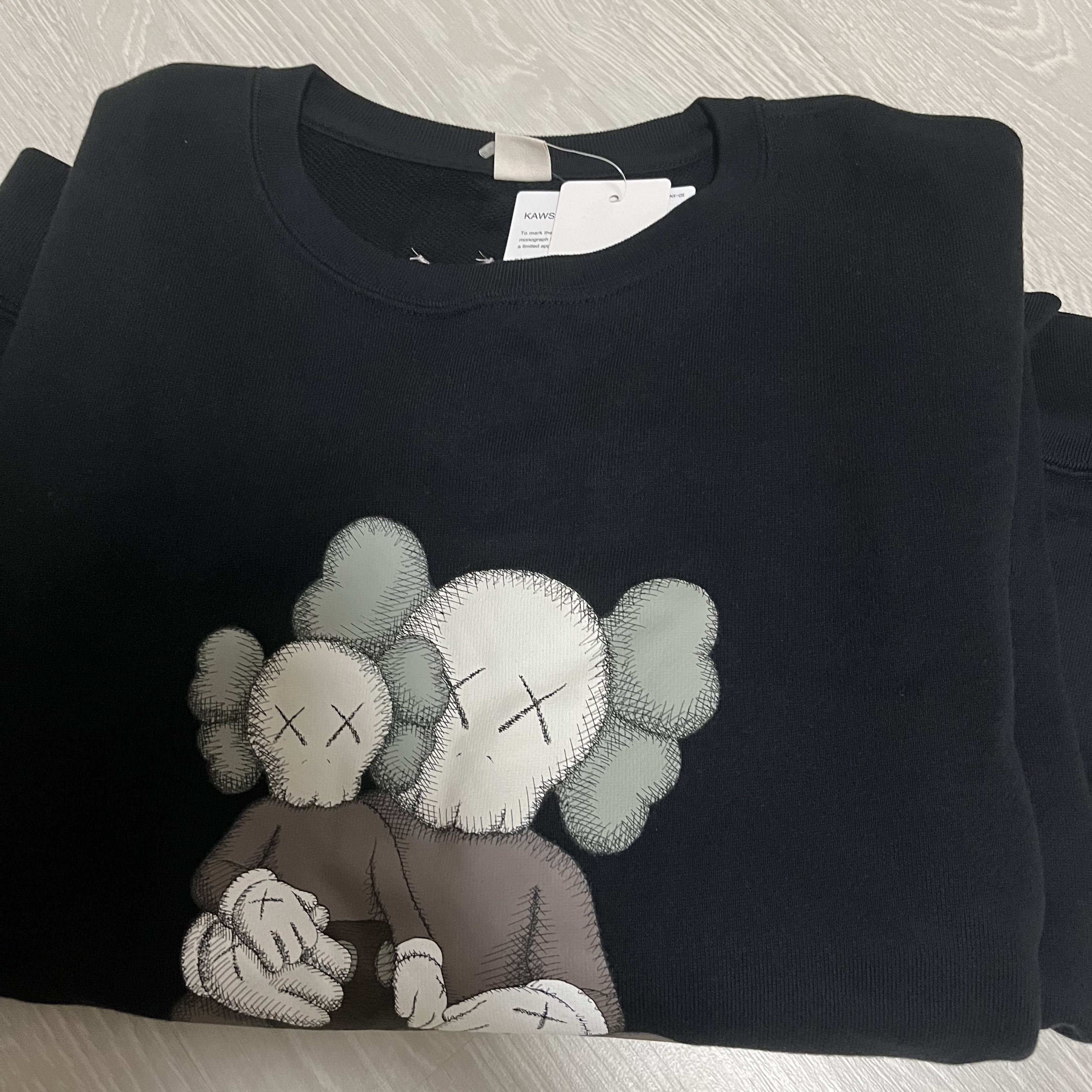 Uniqlo UT x Kaws Long Sleeve Sweatshirt Black 착용 스타일