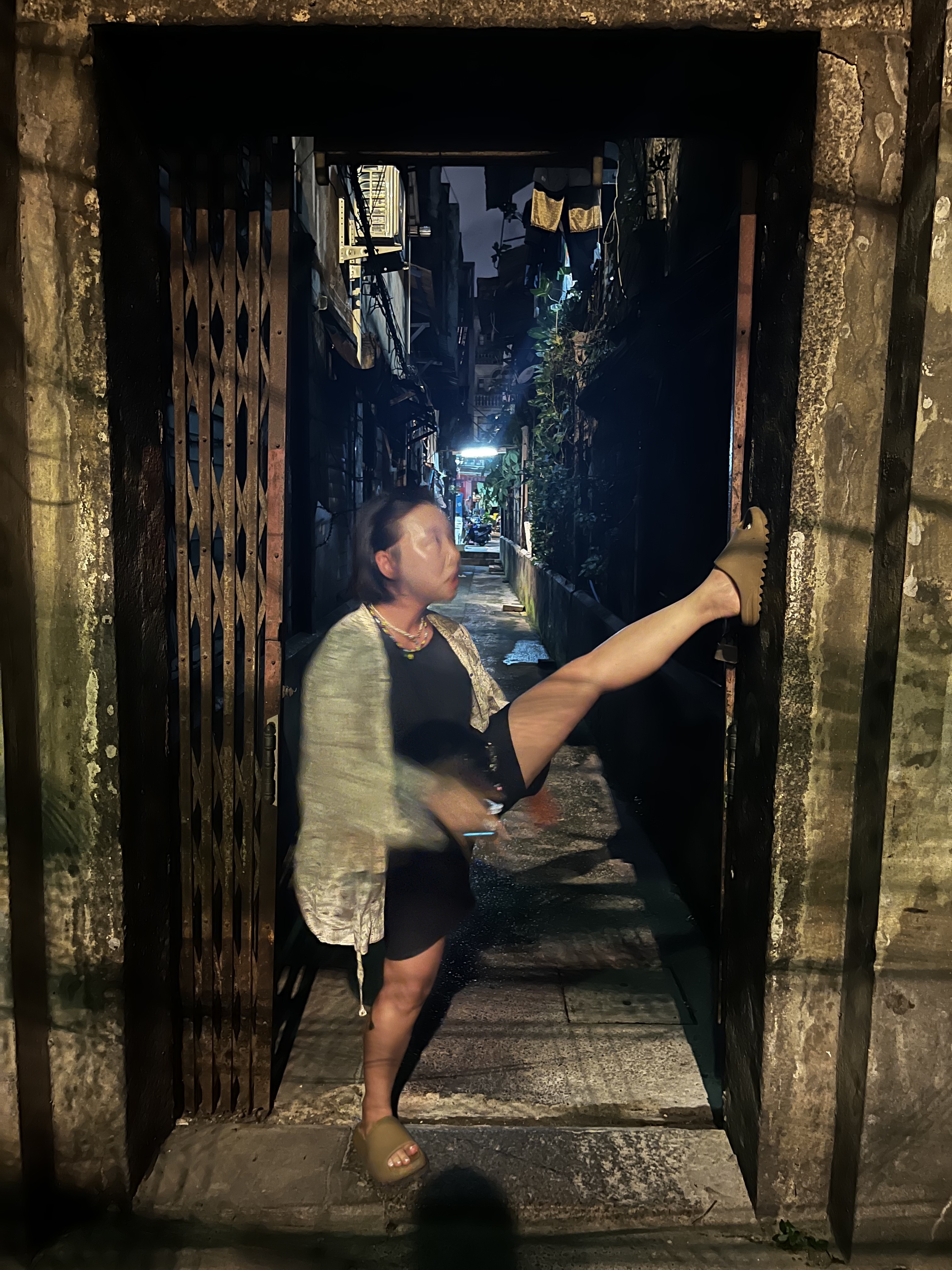 Adidas Yeezy Slide Ochre, Gentle Monster Lang 01 Black 착용 스타일 - 3