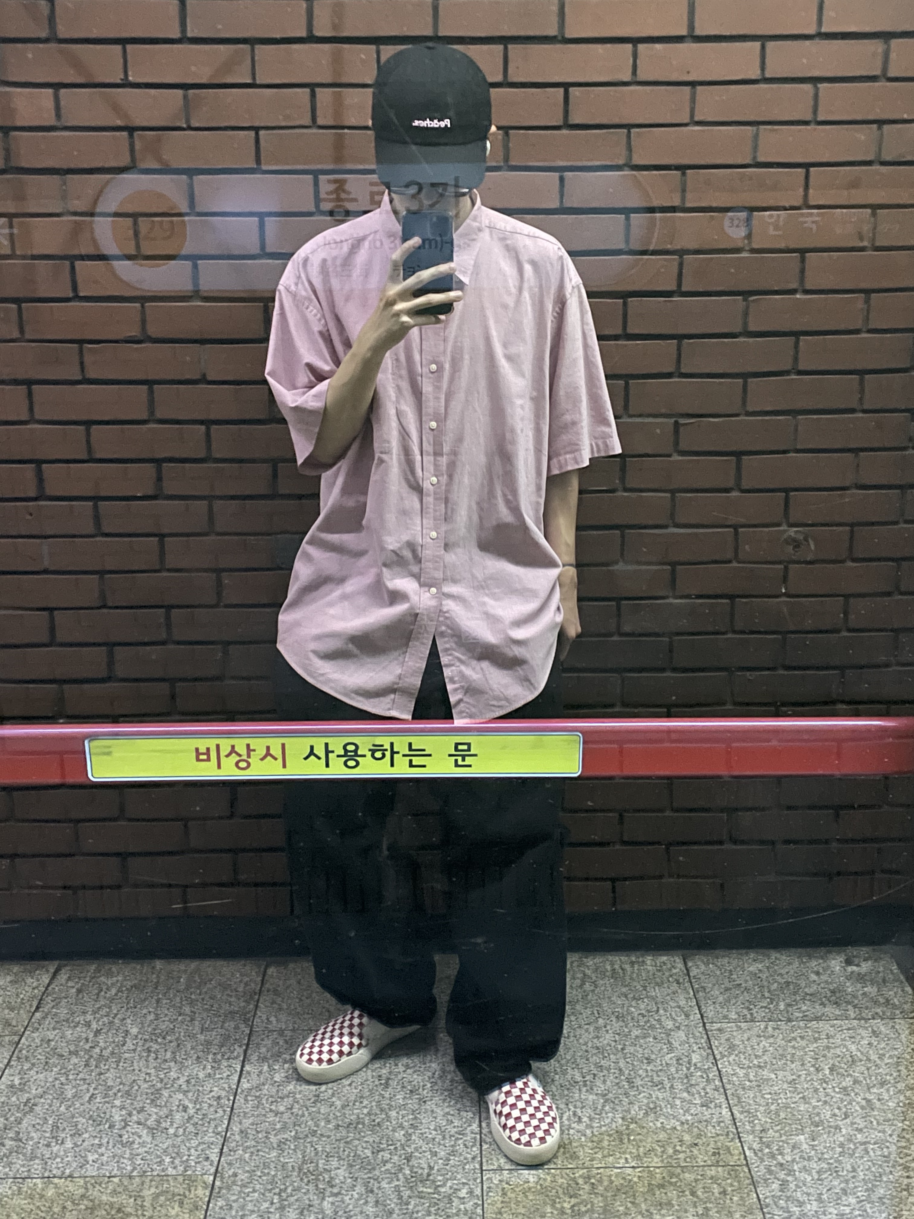 Vans x Peaches. Cap Black, Vans ComfyCush One Checkerboard Racing Red Marshmallow 착용 스타일