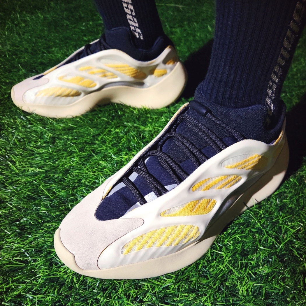 Adidas Yeezy 700 V3 Safflower 착용 스타일 - 5