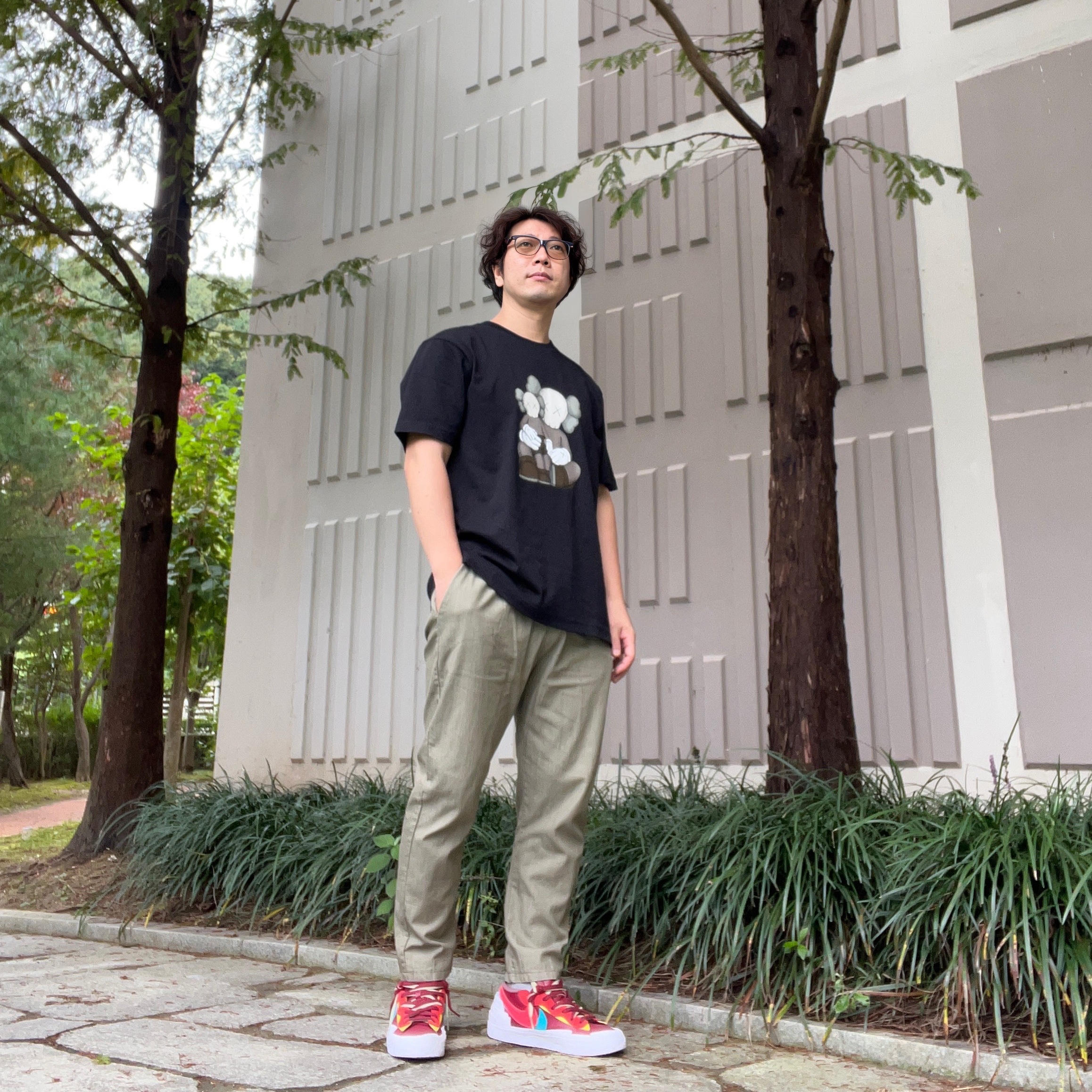 Uniqlo UT x Kaws Short Sleeve Graphic T-Shirt Black, Nike x Sacai x Kaws Blazer Low Team Red 착용 스타일 - 1