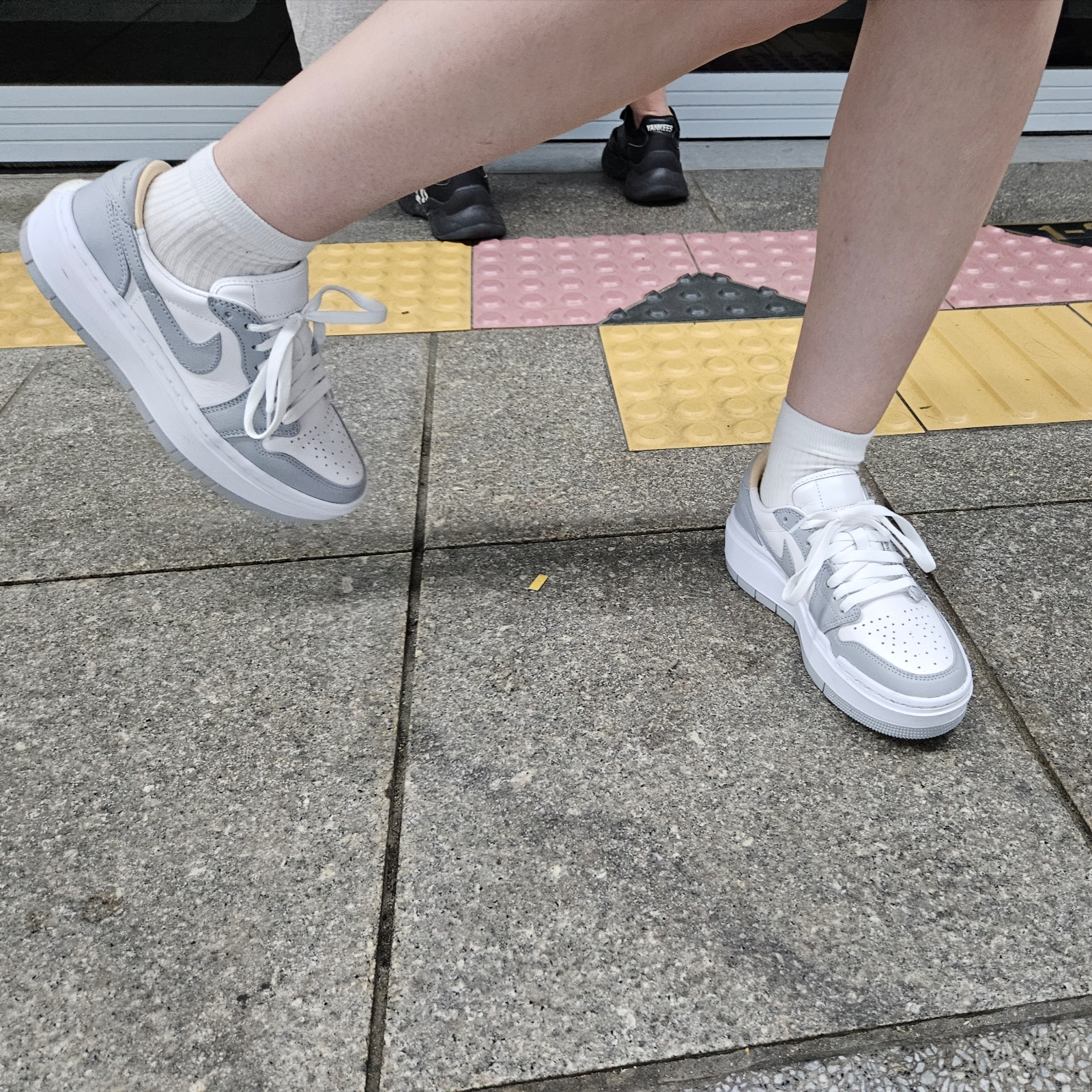 (W) Jordan 1 Elevate Low White and Wolf Grey 착용 스타일