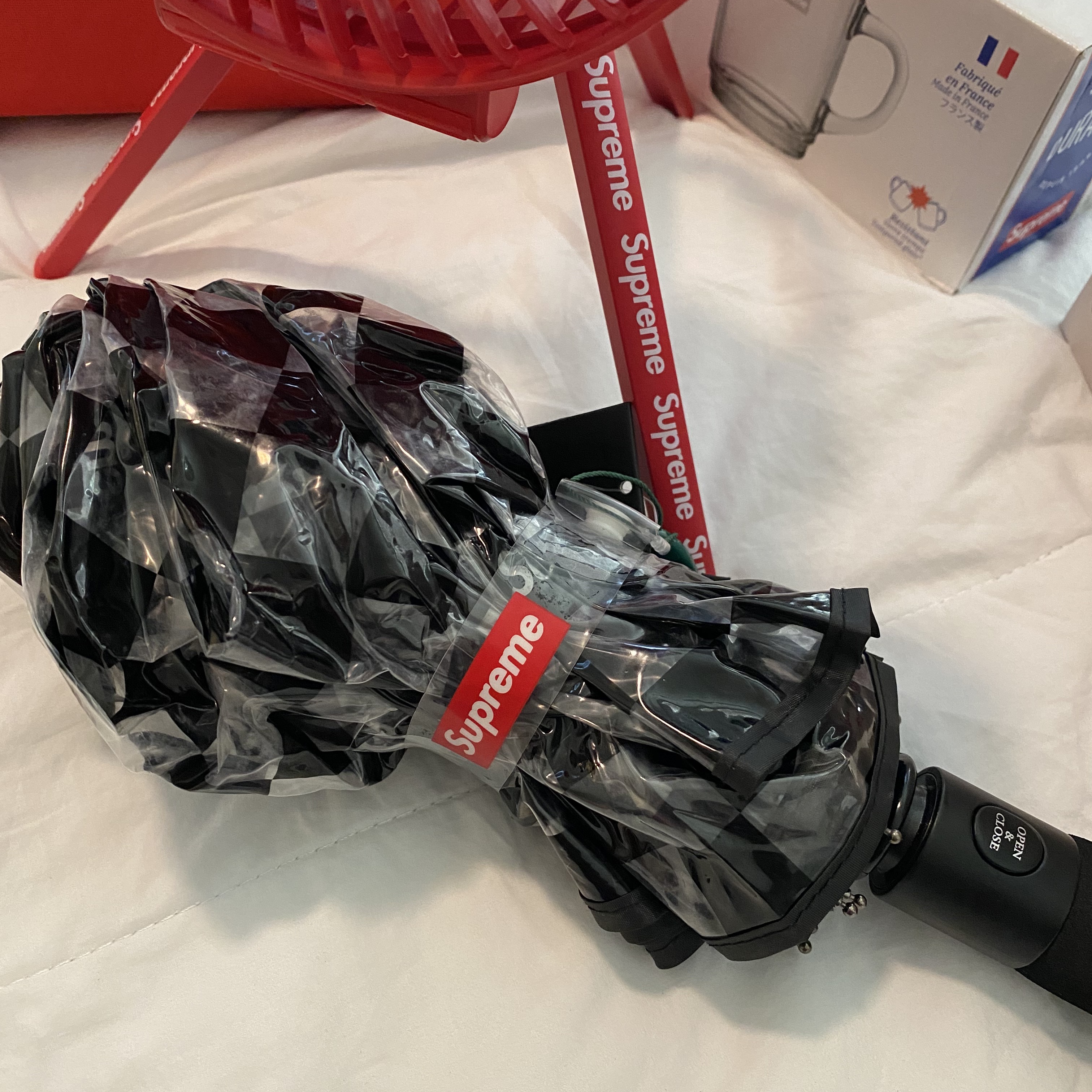 Supreme x ShedRain Transparent Checkerboard Umbrella - 20SS, Supreme x Cargo Container Electric Fan Red - 23FW 착용 스타일 - 4