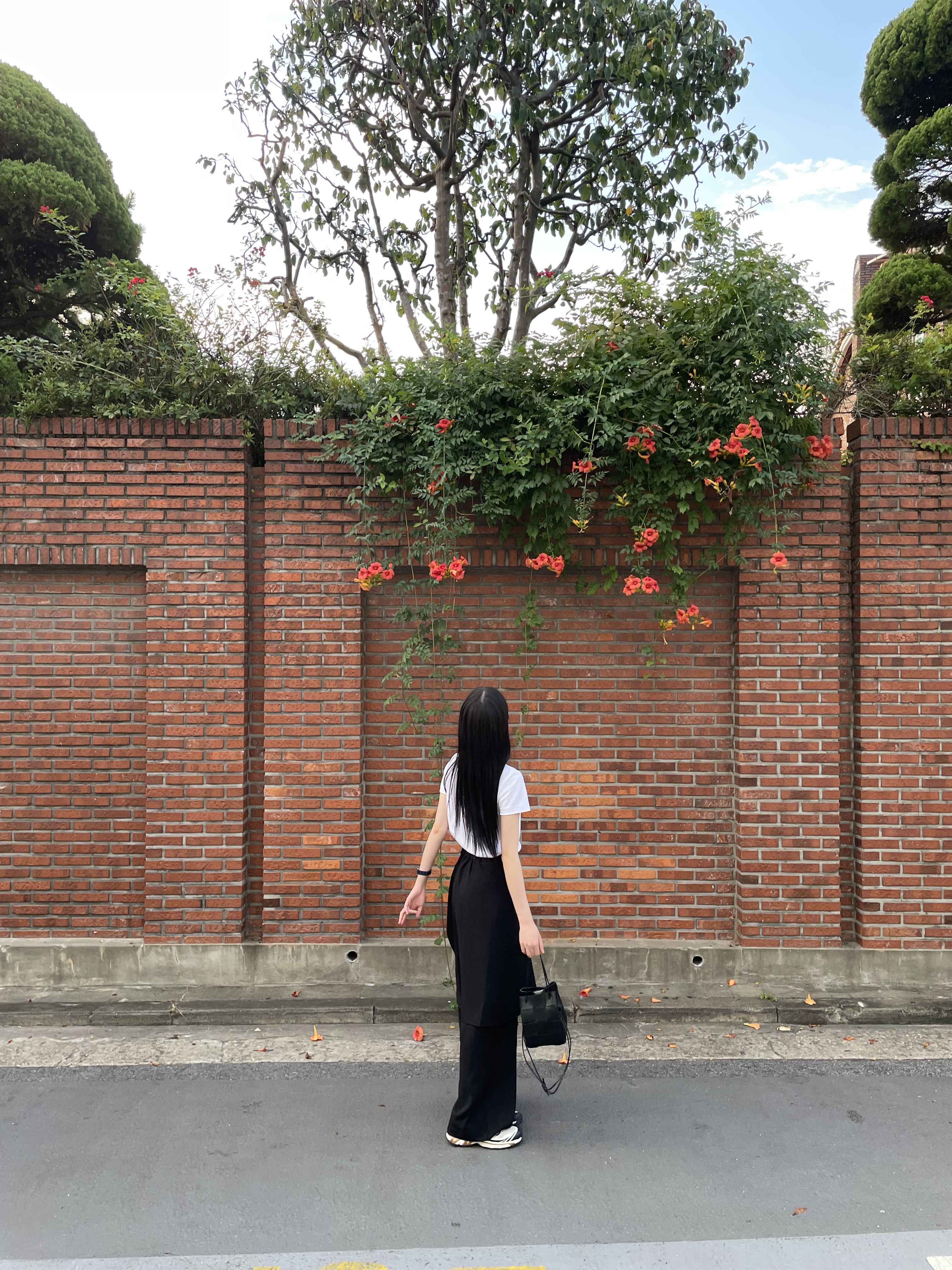 Bottega Veneta Small Leather Cassette Bucket Bag Black, Salomon XT-6 Lunar Rock Dark Sapphire 착용 스타일 - 2