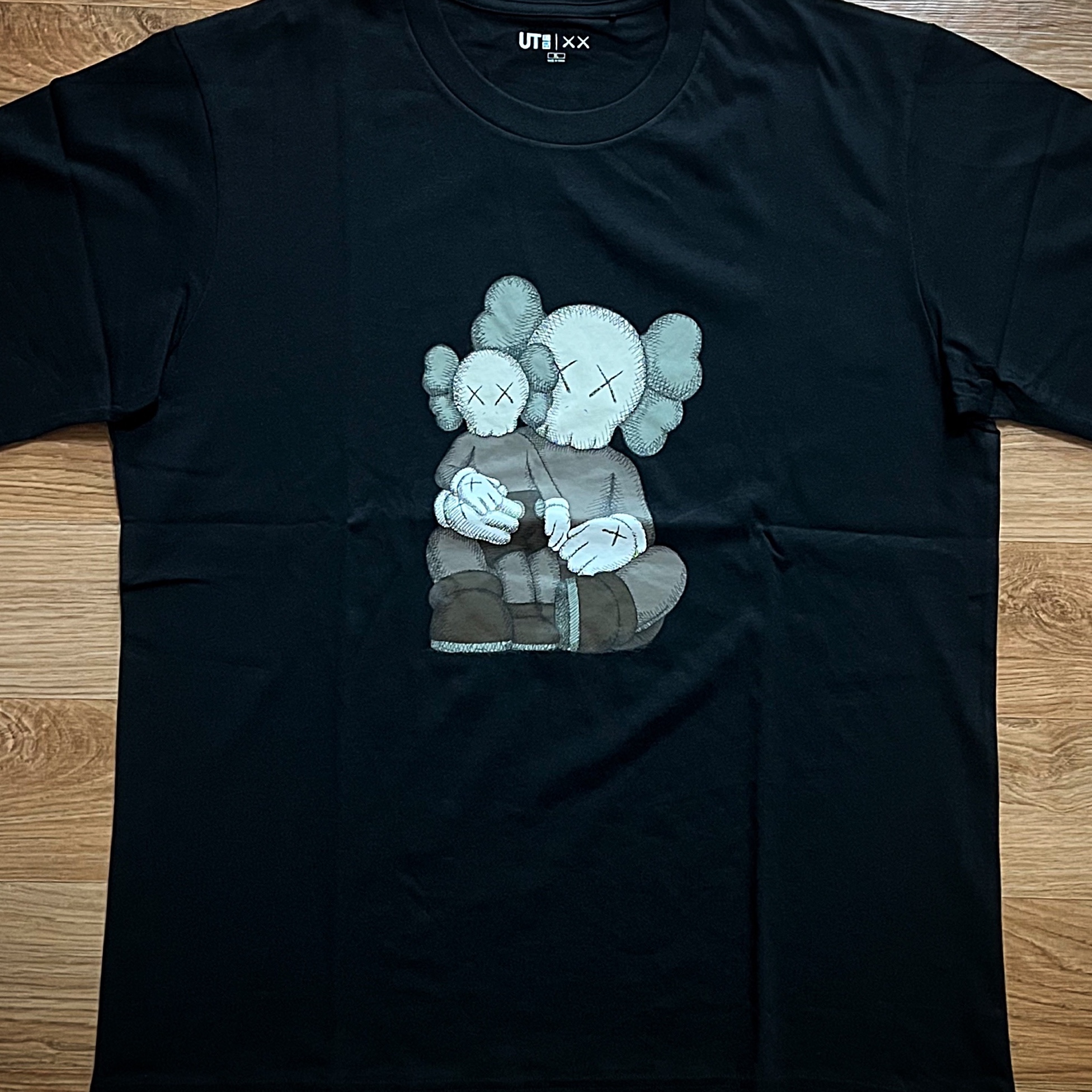Uniqlo UT x Kaws Short Sleeve Graphic T-Shirt Black, Nike x Sacai x Kaws Blazer Low Team Red 착용 스타일 - 2