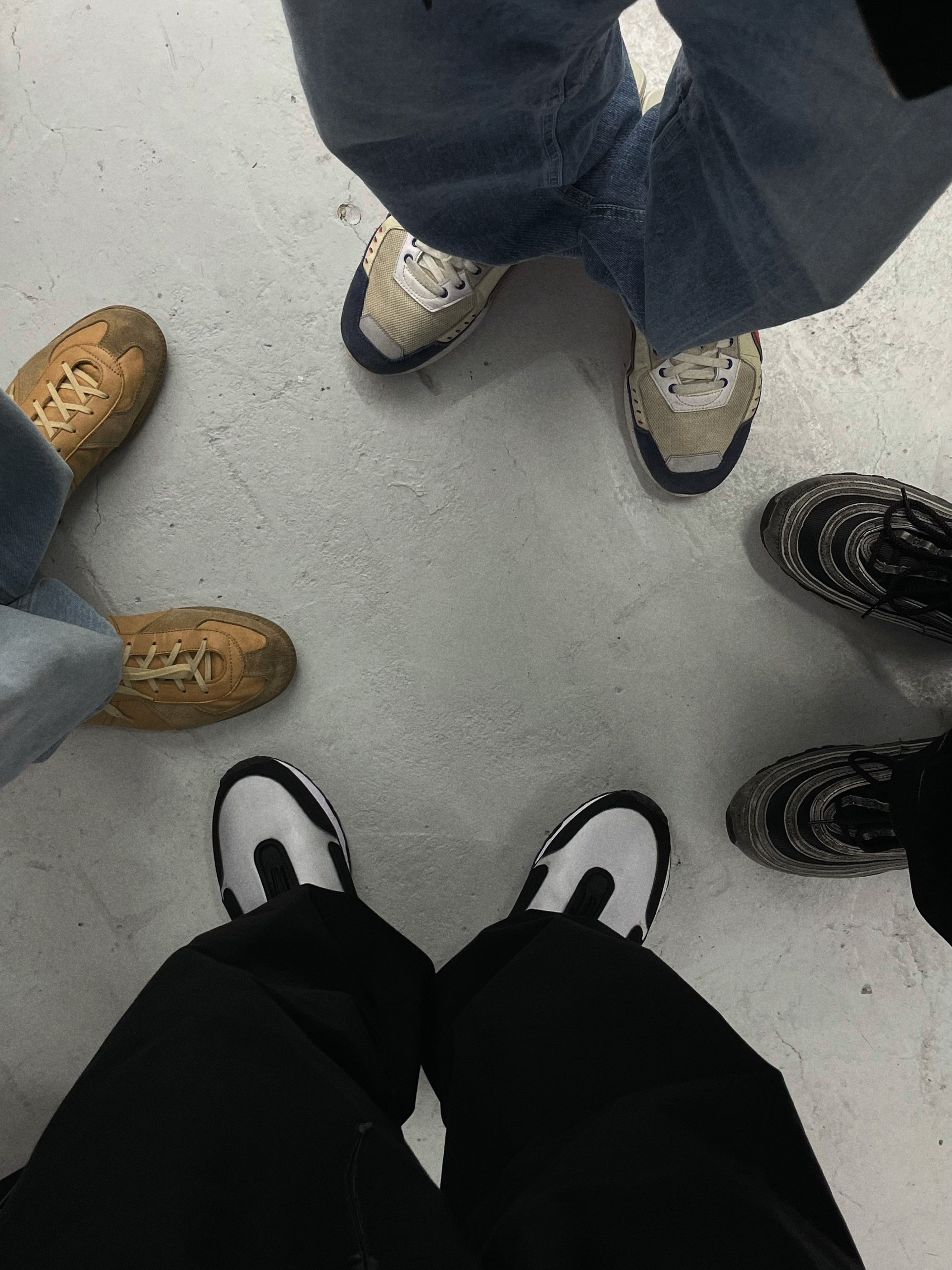 Reproduction of Found German Military Trainer 1700L Light Camel, Nike x Comme des Garcons Air Max 97 Black 착용 스타일