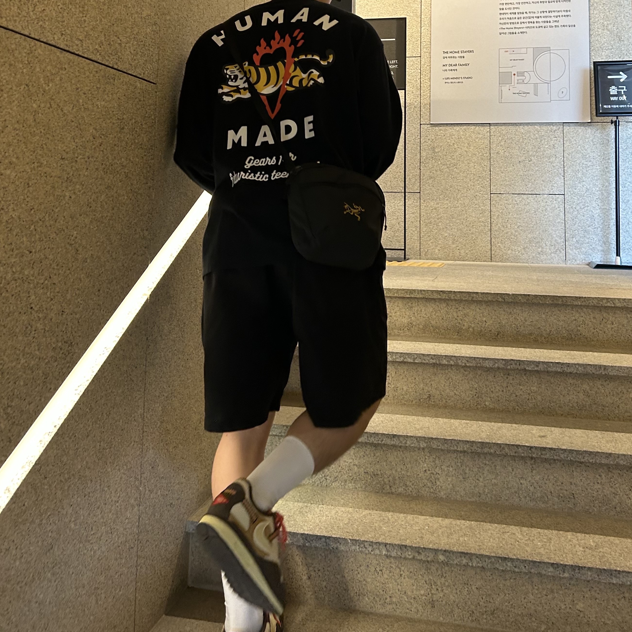 Nike x Travis Scott Air Max 1 Cact.us Brown, Human Made Graphic L/S T-Shirt #3 Black 착용 스타일 - 2