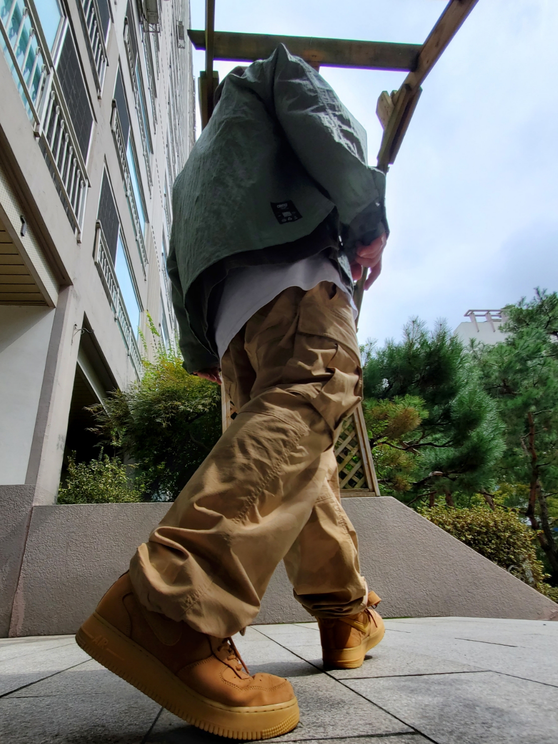 Nike Air Force 1 Mid '07 WB Flax, New Era x Fear of God 59FIFTY Corduroy Size Cap Walnut 착용 스타일 - 1