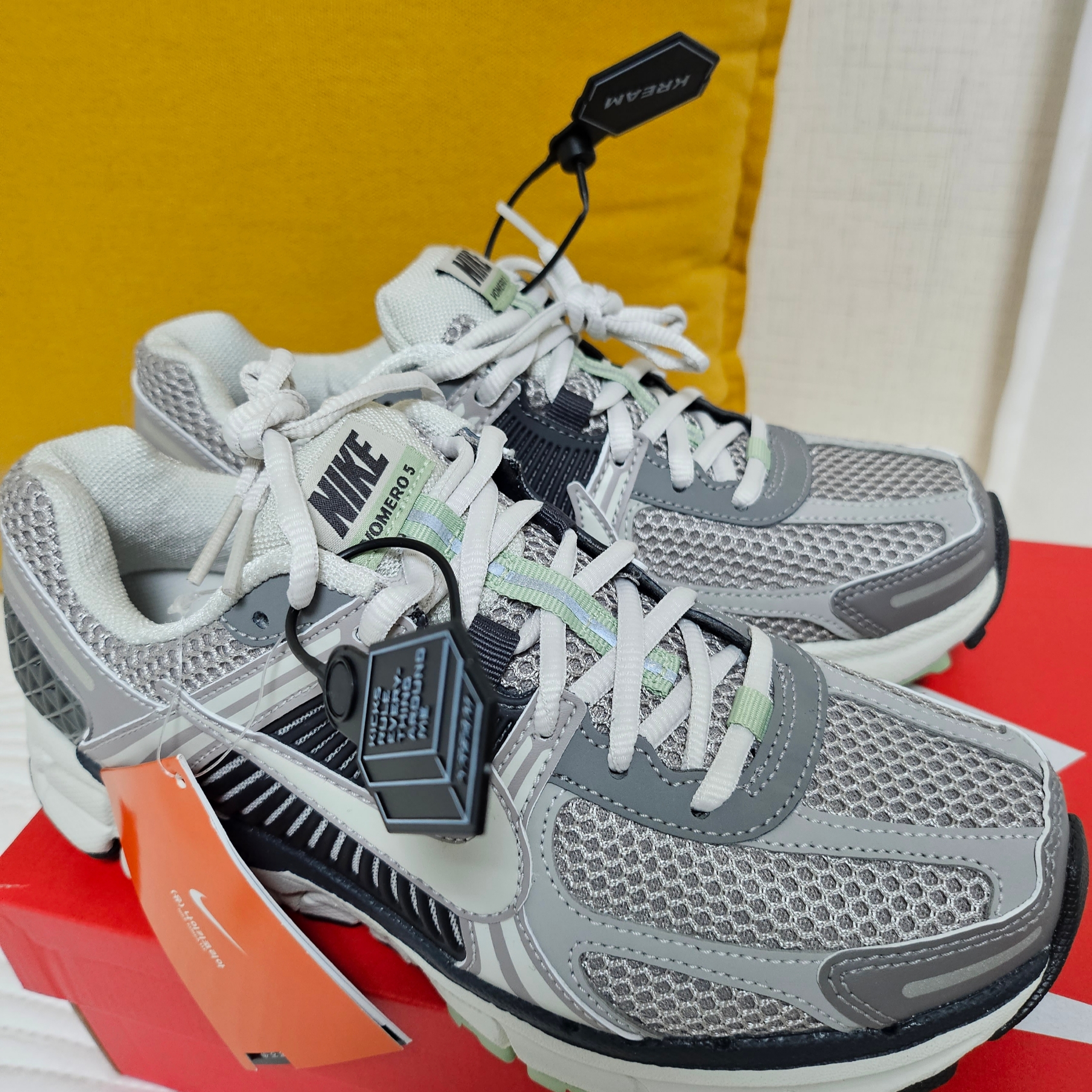 (W) Nike Zoom Vomero 5 Cobblestone and Flat Pewter 착용 스타일